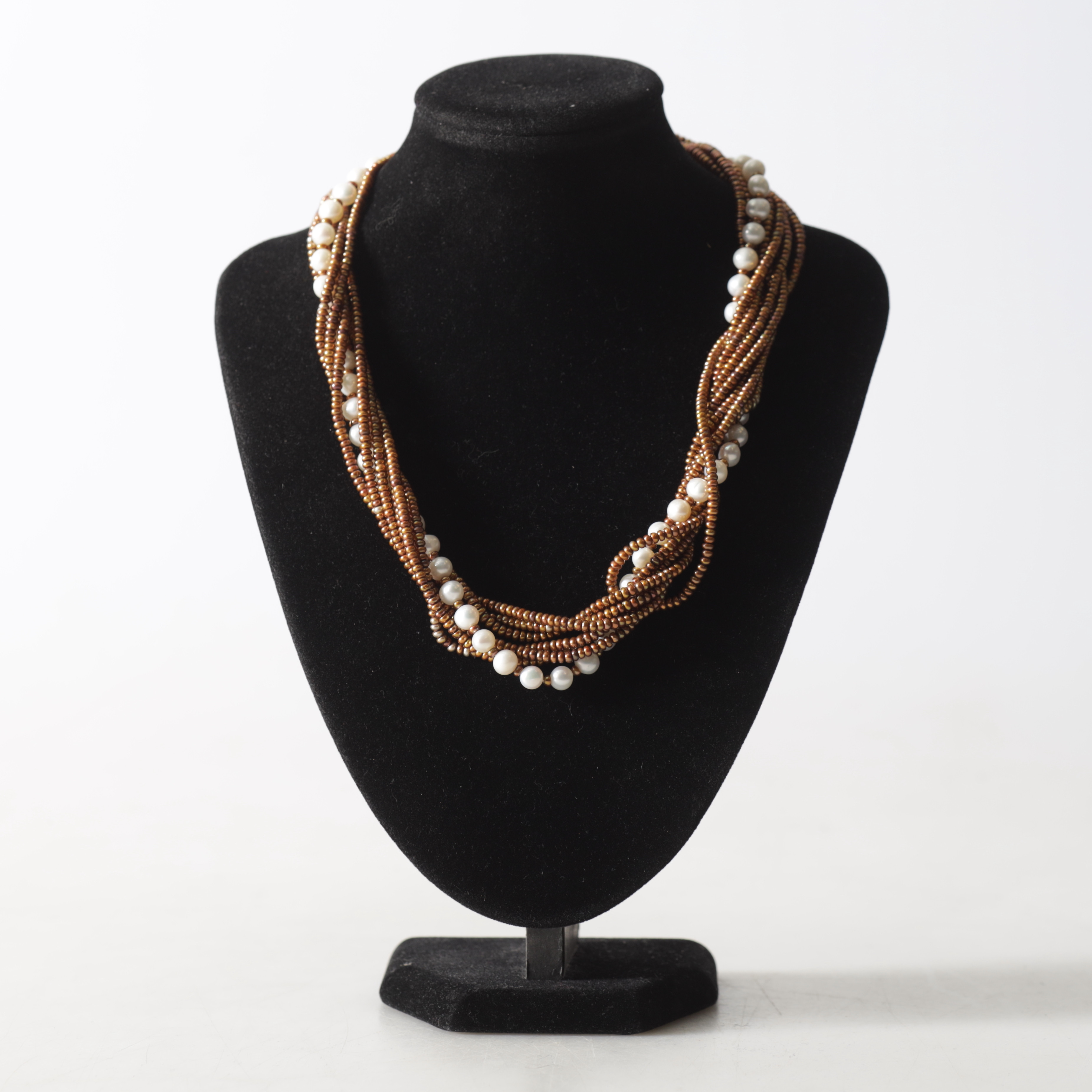 PÄRLCOLLIER, lås i förgyllt silver, 1900-tal.