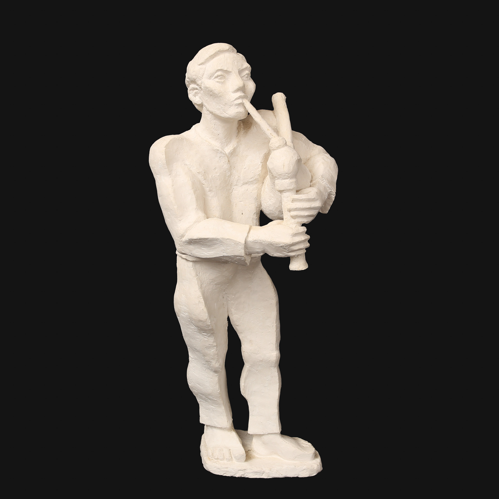 ROLAND ALF. Skulptur föreställande man som spelar säckpipa, gips, signerad musikant, Alf ,2000.