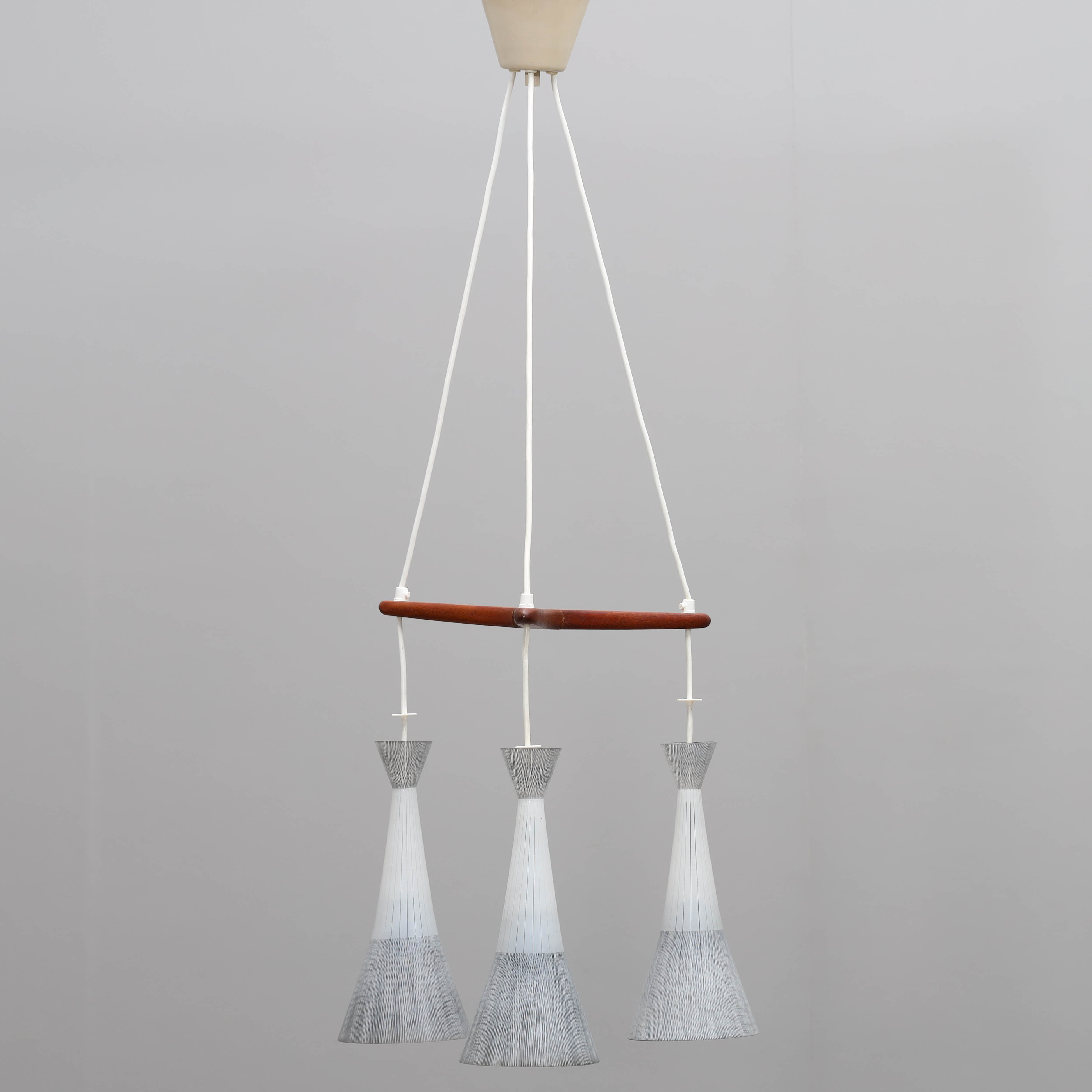 TAKLAMPA, 3-ljuspunkter, glas & teak, 1950-tal.