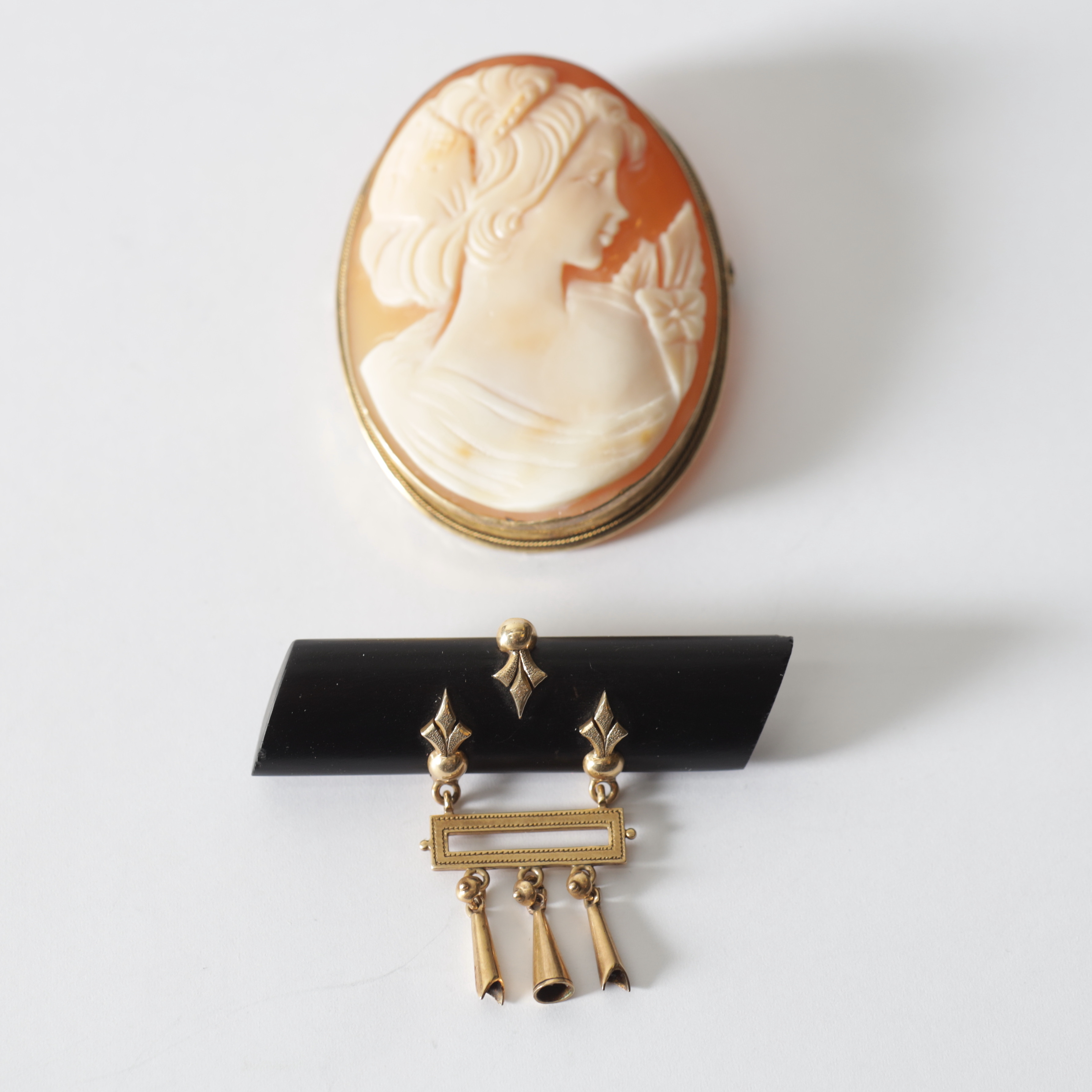 BROSCHER, 2 st, gulddoublé med camé & sten, 1900-tal.