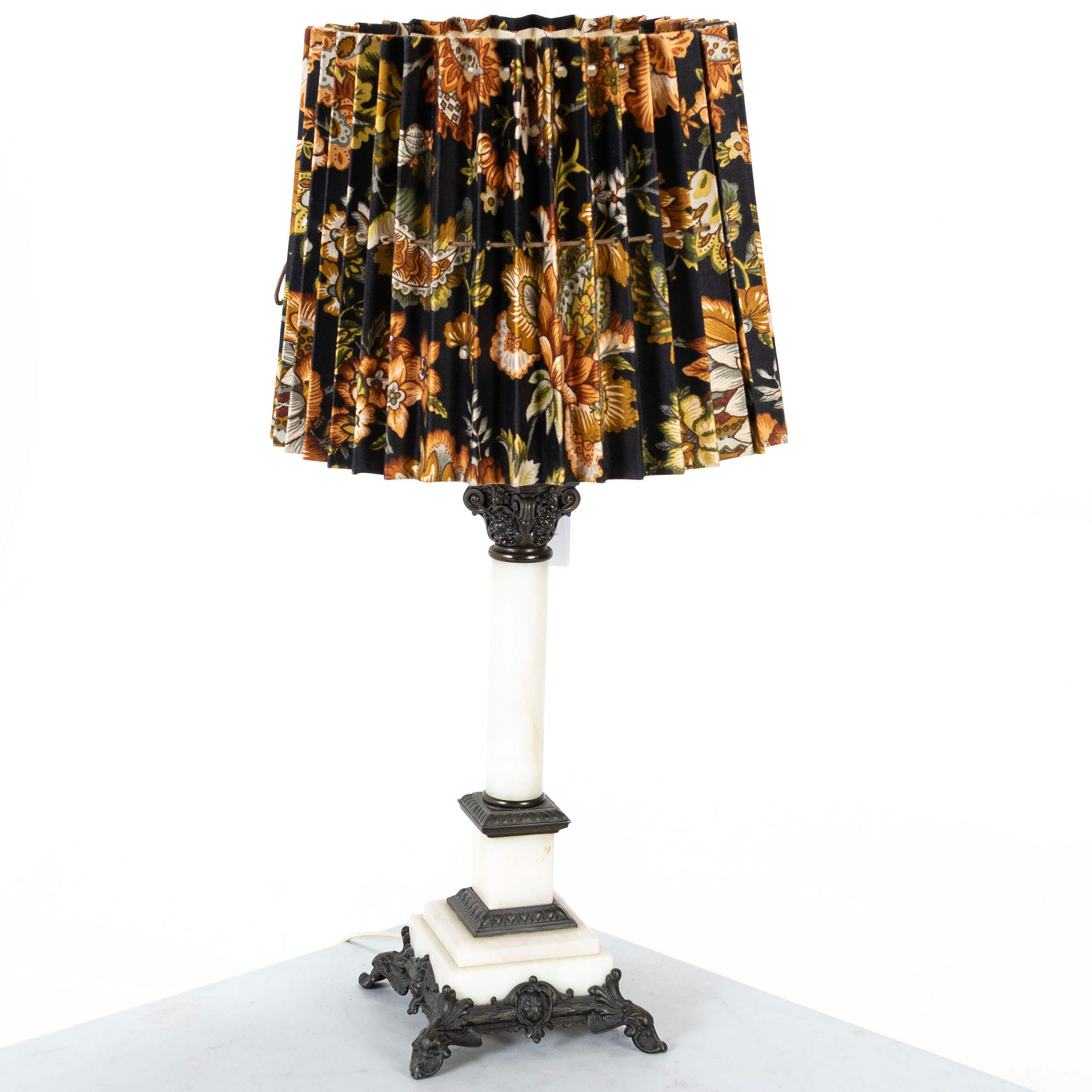 BORDSLAMPA, alabaster, 1900-talets andra hälft.