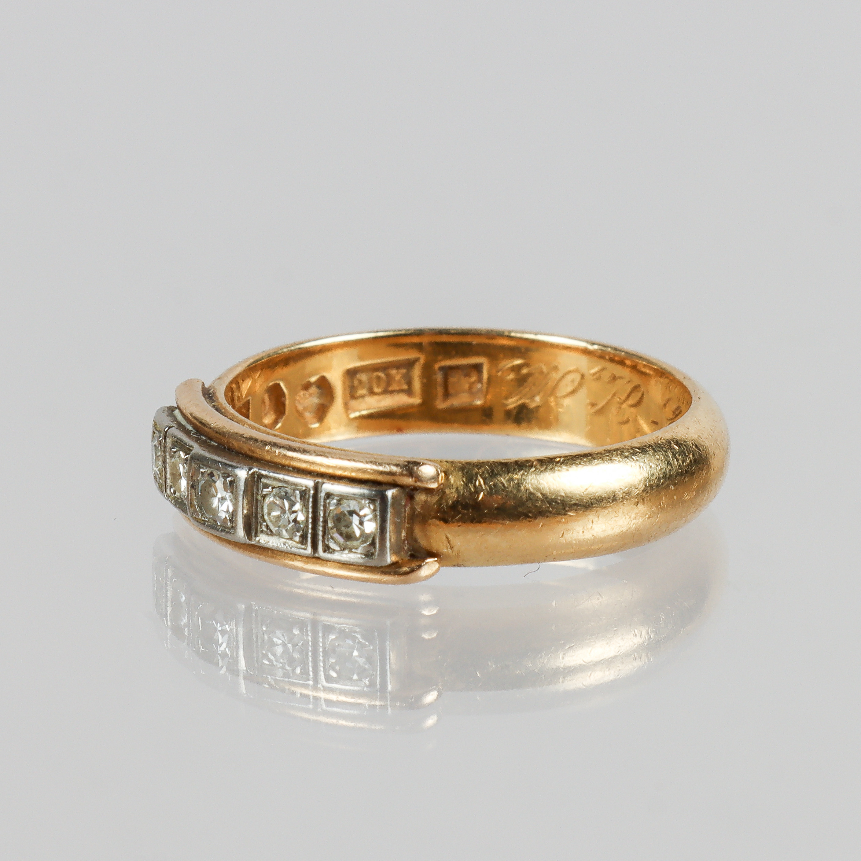 RING 20k guld med 5 briljantslipade diamanter.