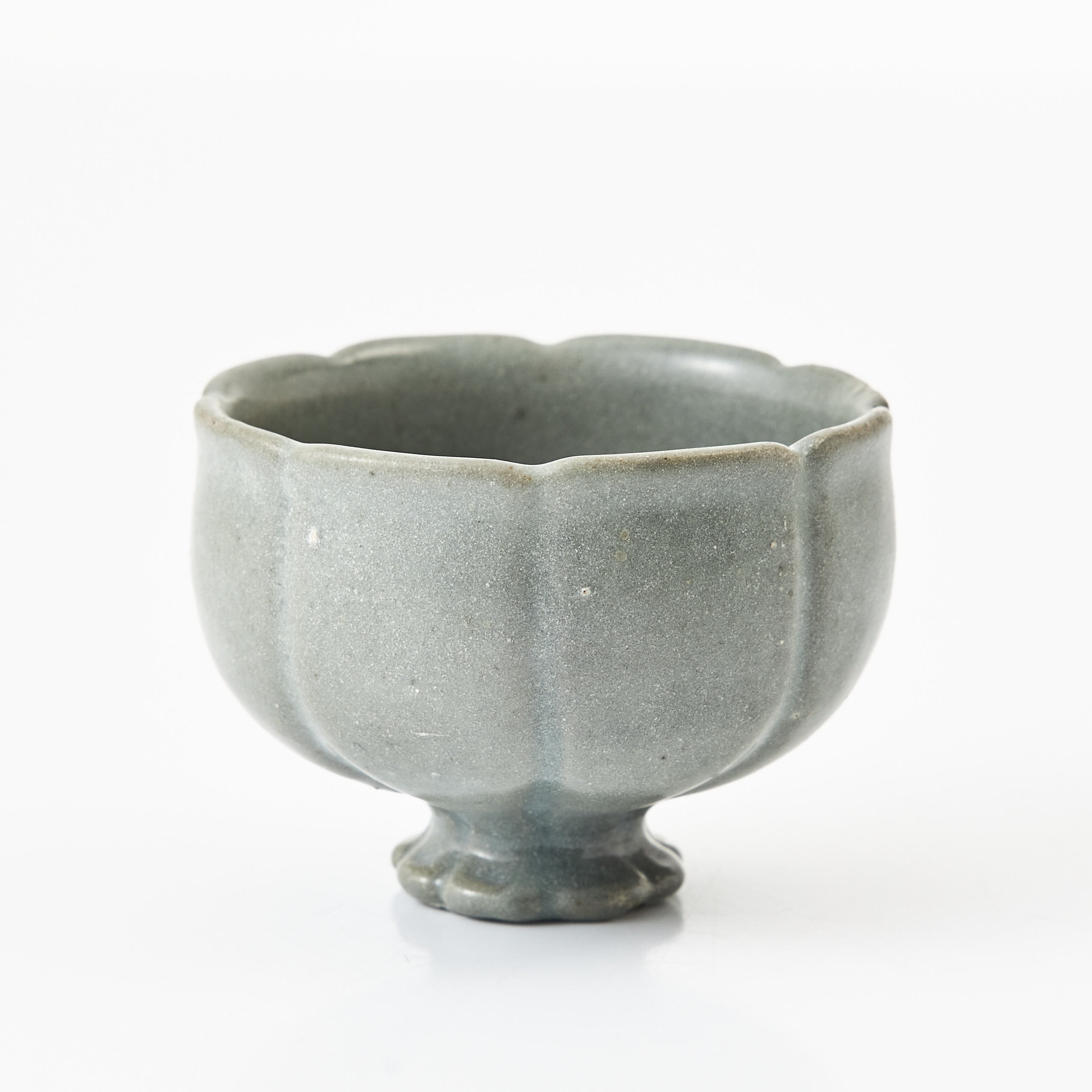 SKÅL, på fot, stengods, Korea, 1800-tal, lotusformad, grön glasyr.