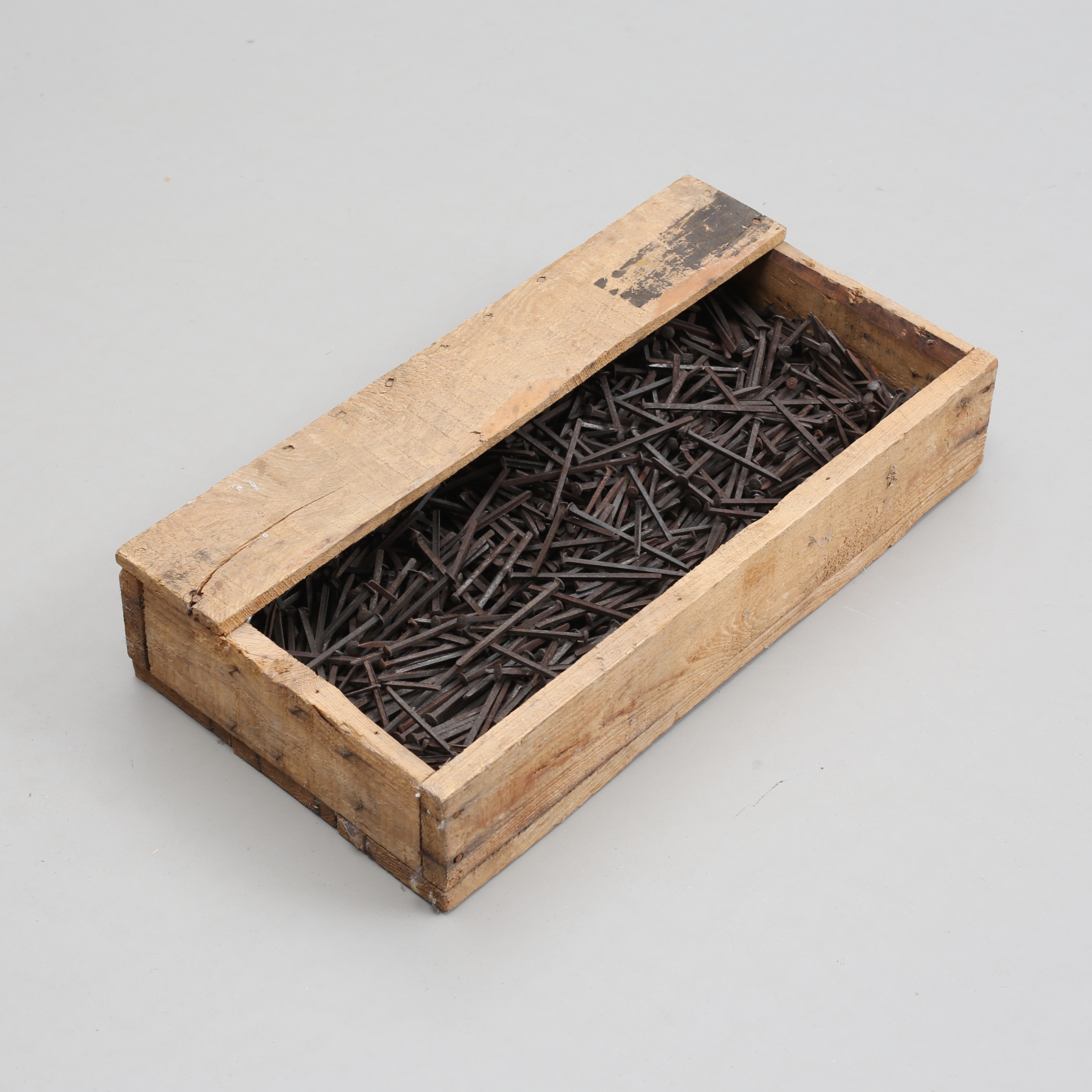 TRÄLÅDA med PARTI KLIPPSPIK, 1900-tal.