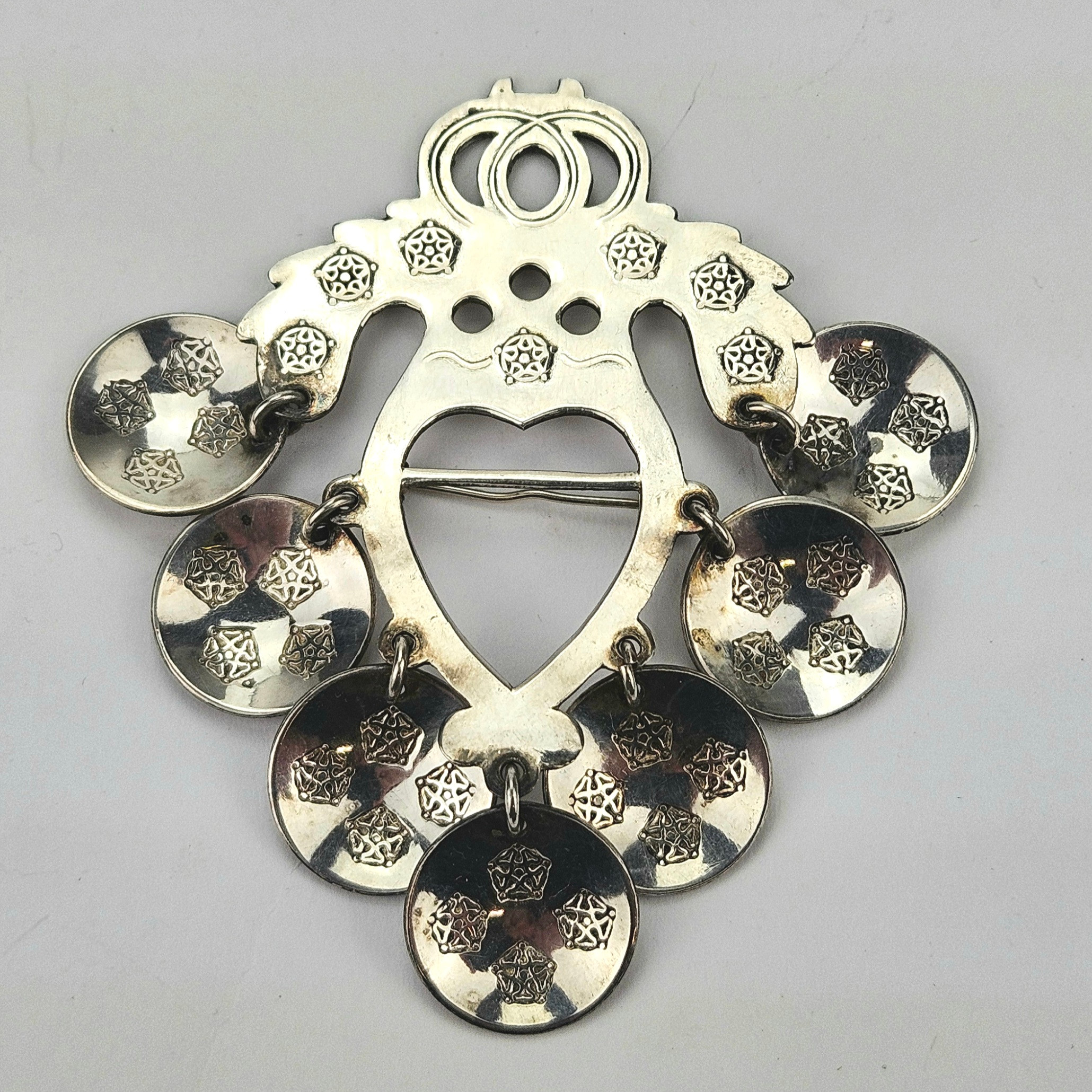 DRÄKTSMYCKE, brosch, LFA, Mjölby 1973, vikt ca. 20,9 gram.