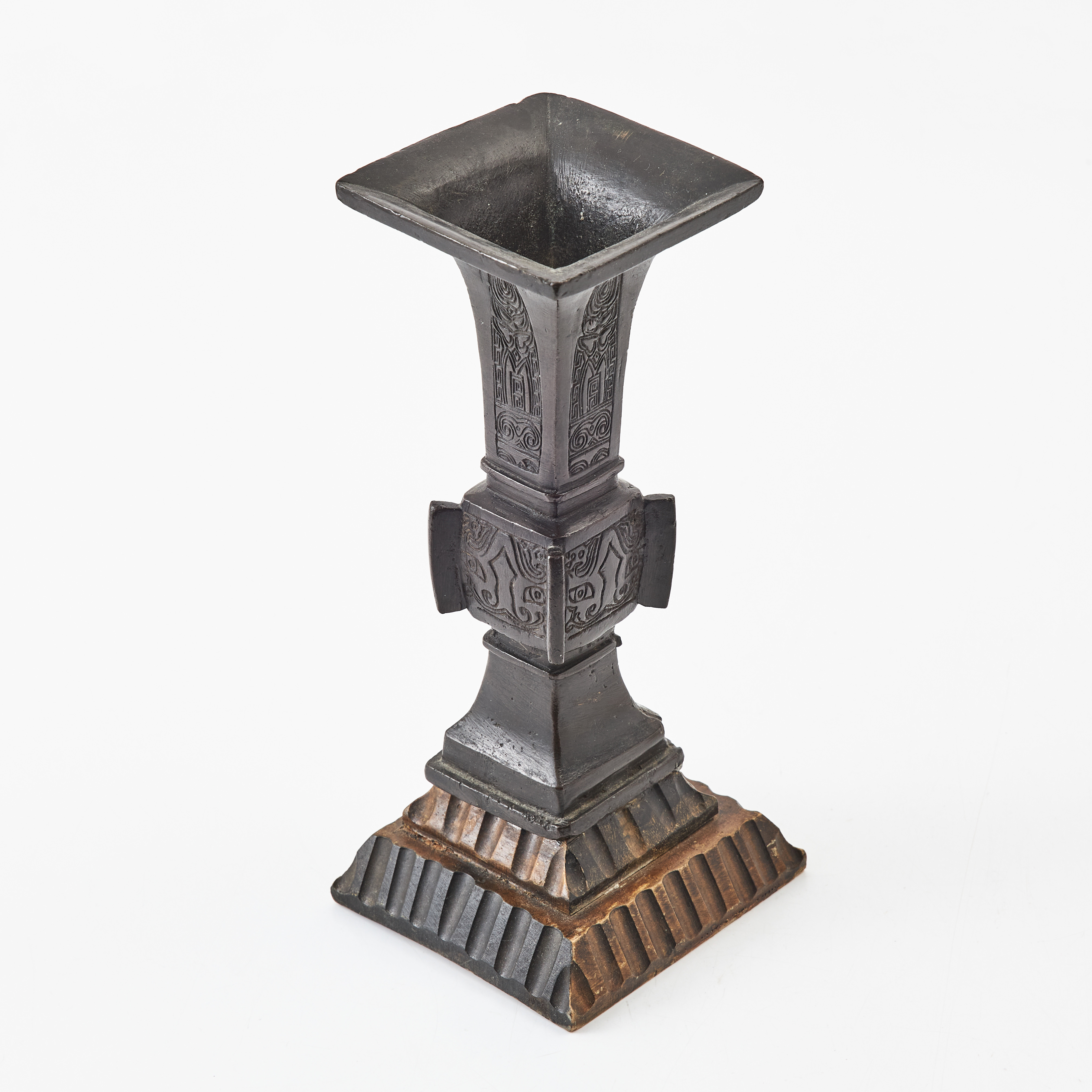 TRUMPETVAS, brons, Kina, 18/1900-tal, arkaiserande dekor, monterad på träsockel.