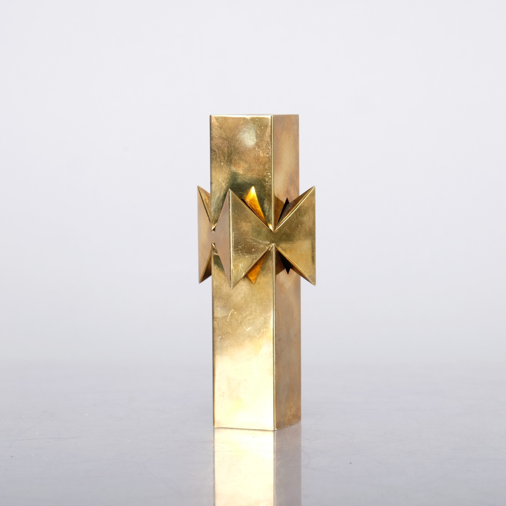 PIERRE FORSSELL. "Rosett" Skultuna Ljusstake, mässing.