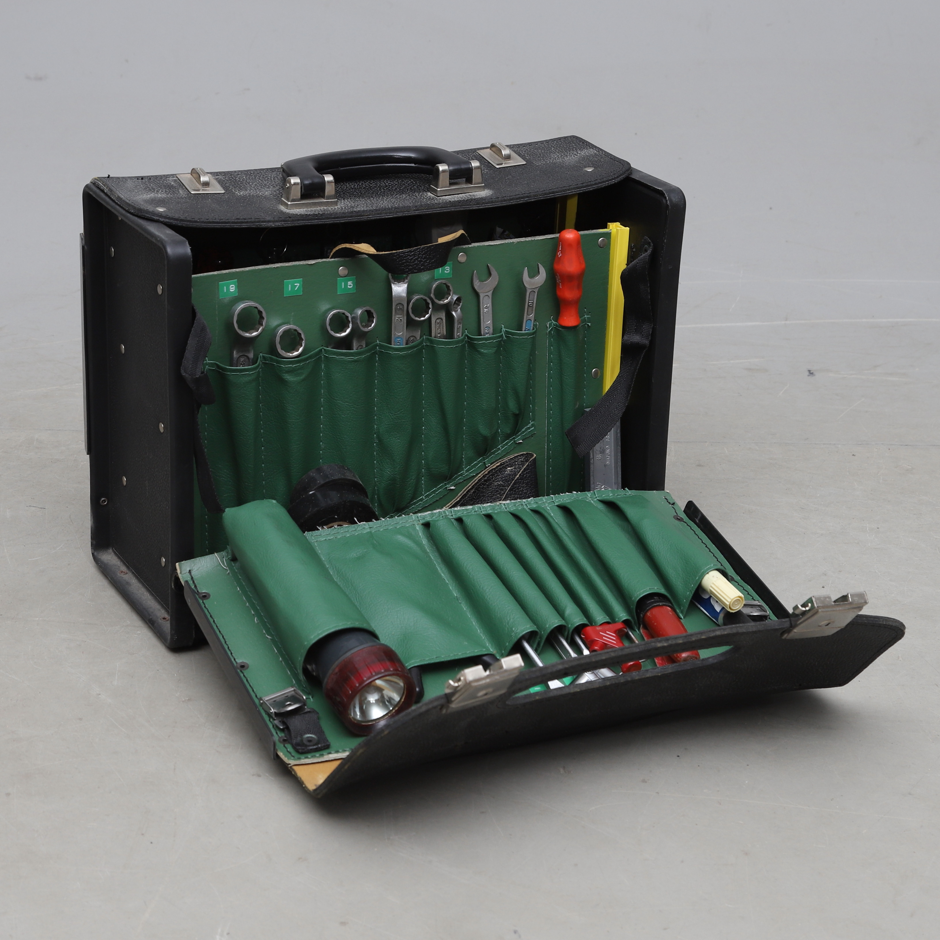 SERVICEVÄSKA MED VERKTYG, b.la. Bacho, 1900-talets andra hälft.