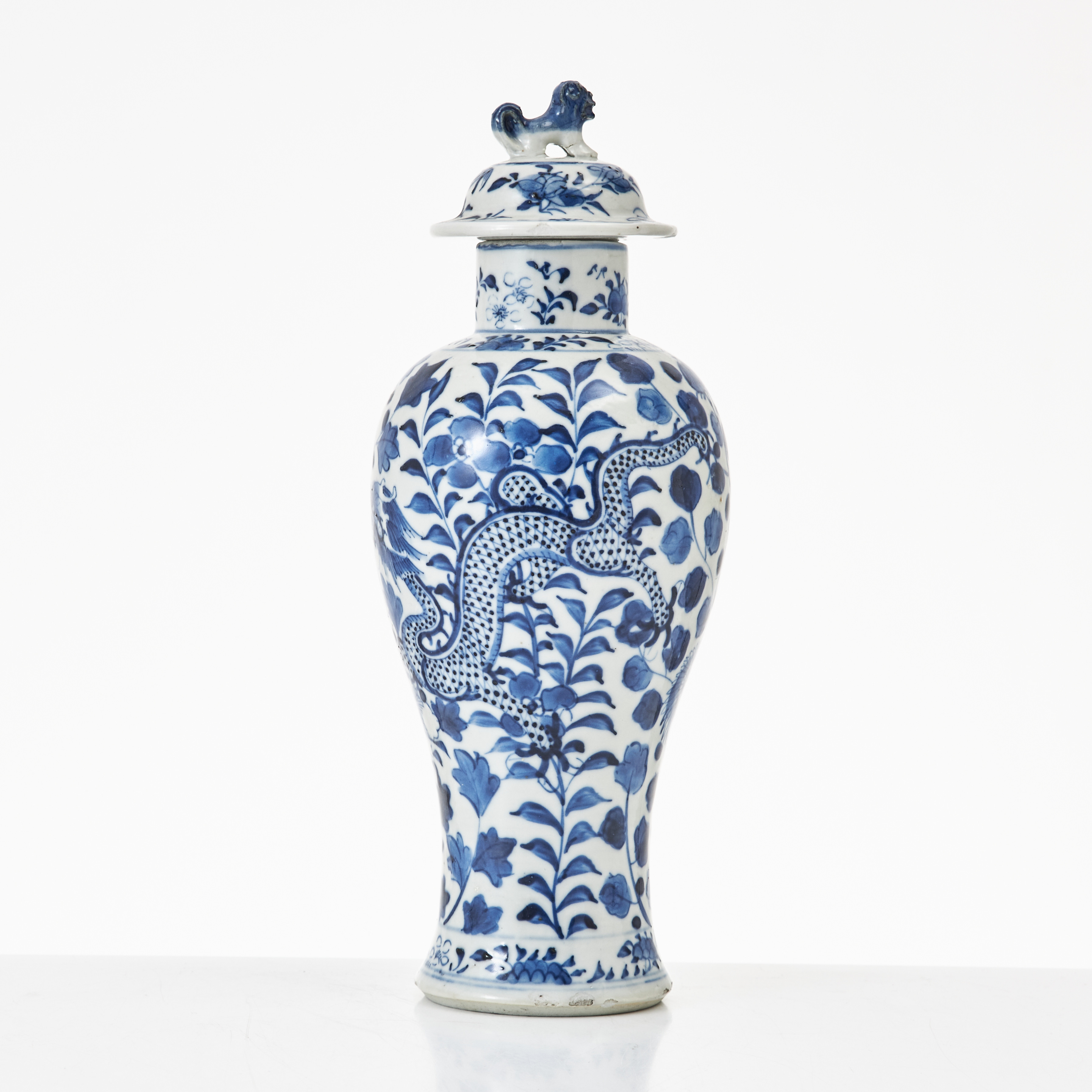 LOCKURNA, porslin, Kina, 1800-talets andra hälft, balusterformad, dekor av parställda drakar vid pion i underglasyrblått, Kangxis fyra karaktärers märke.