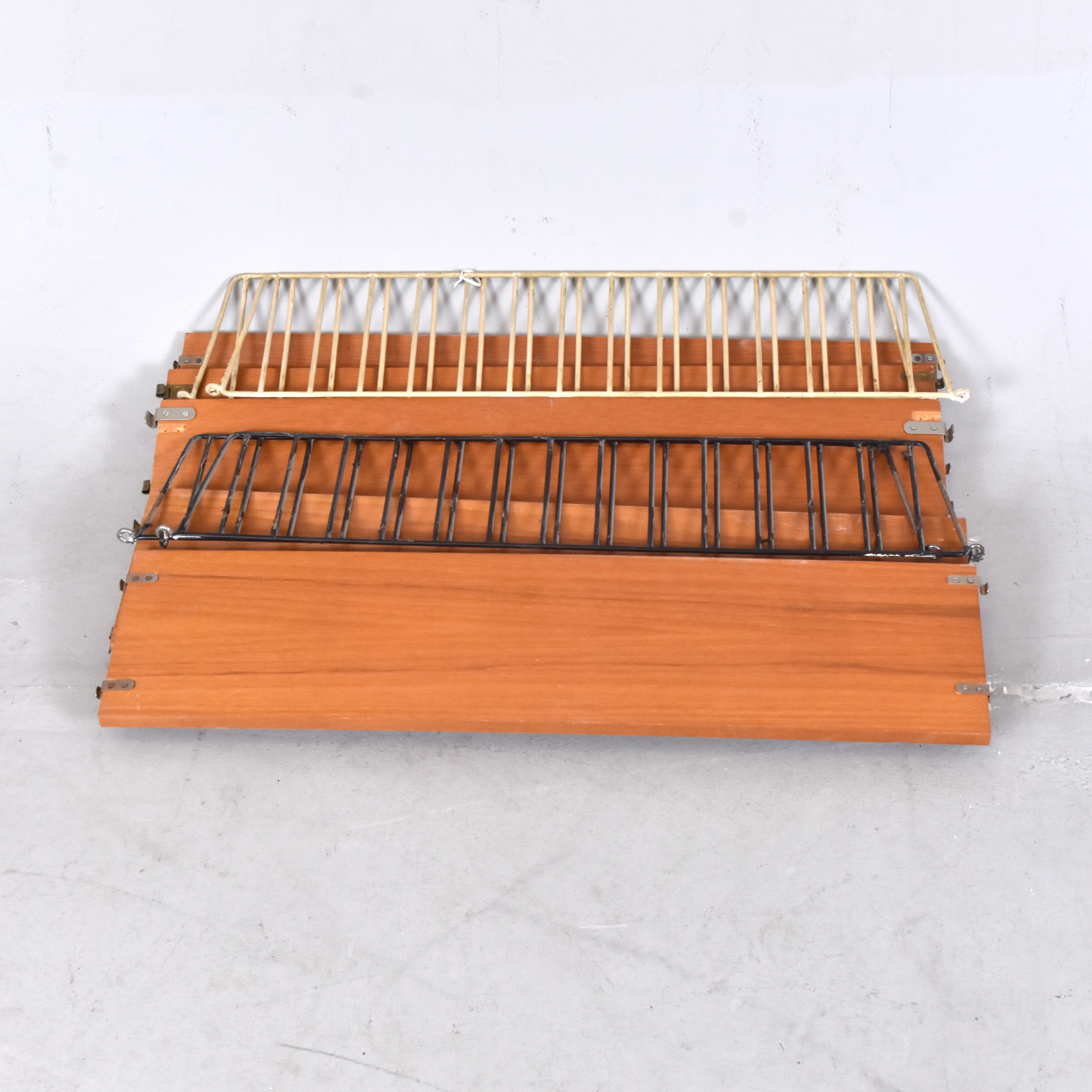 HYLLSYSTEM, 2 st, lackerad metall och teak, 1950-60-tal.