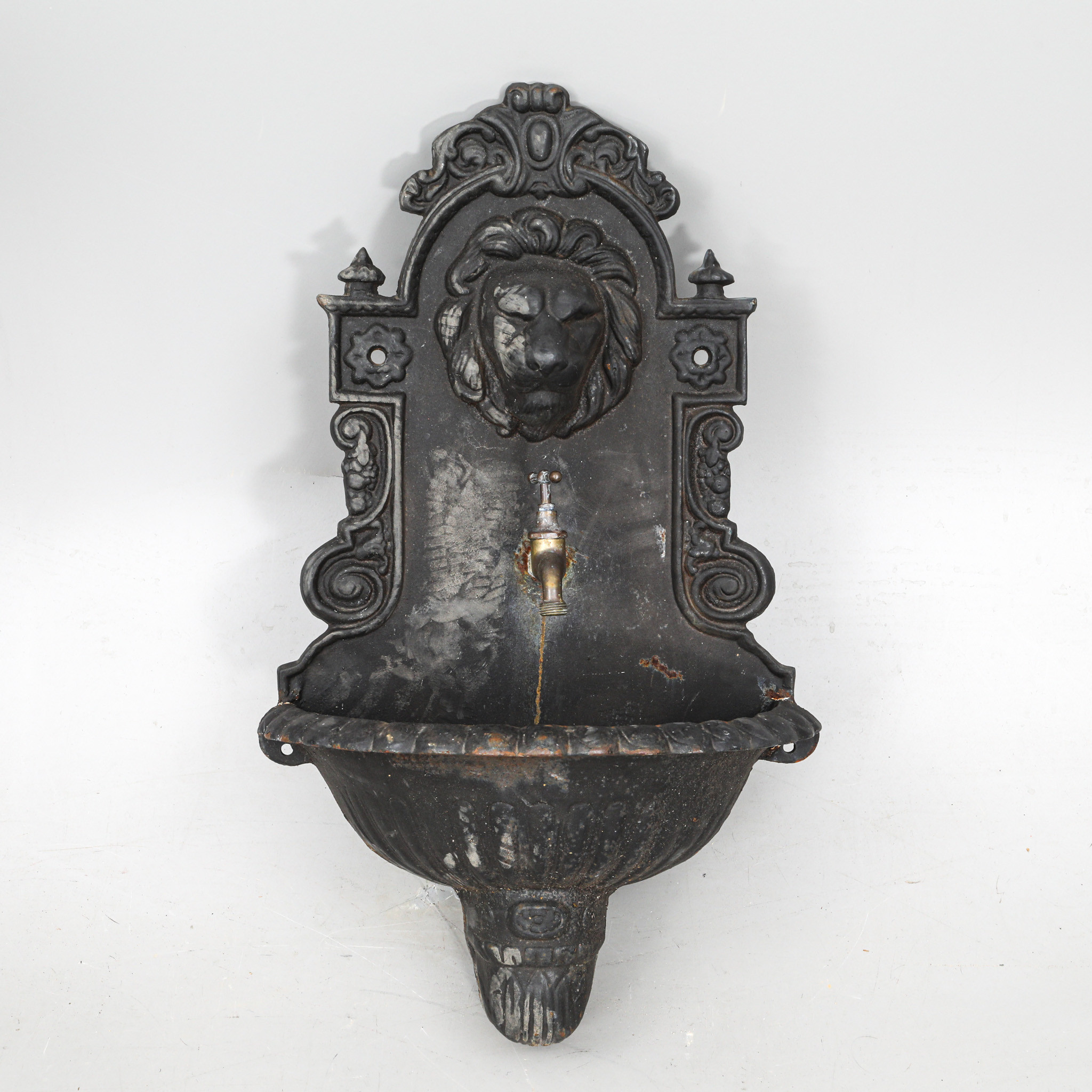 VATTENUTKASTARE, Lejonhuvud, gjutjärn.