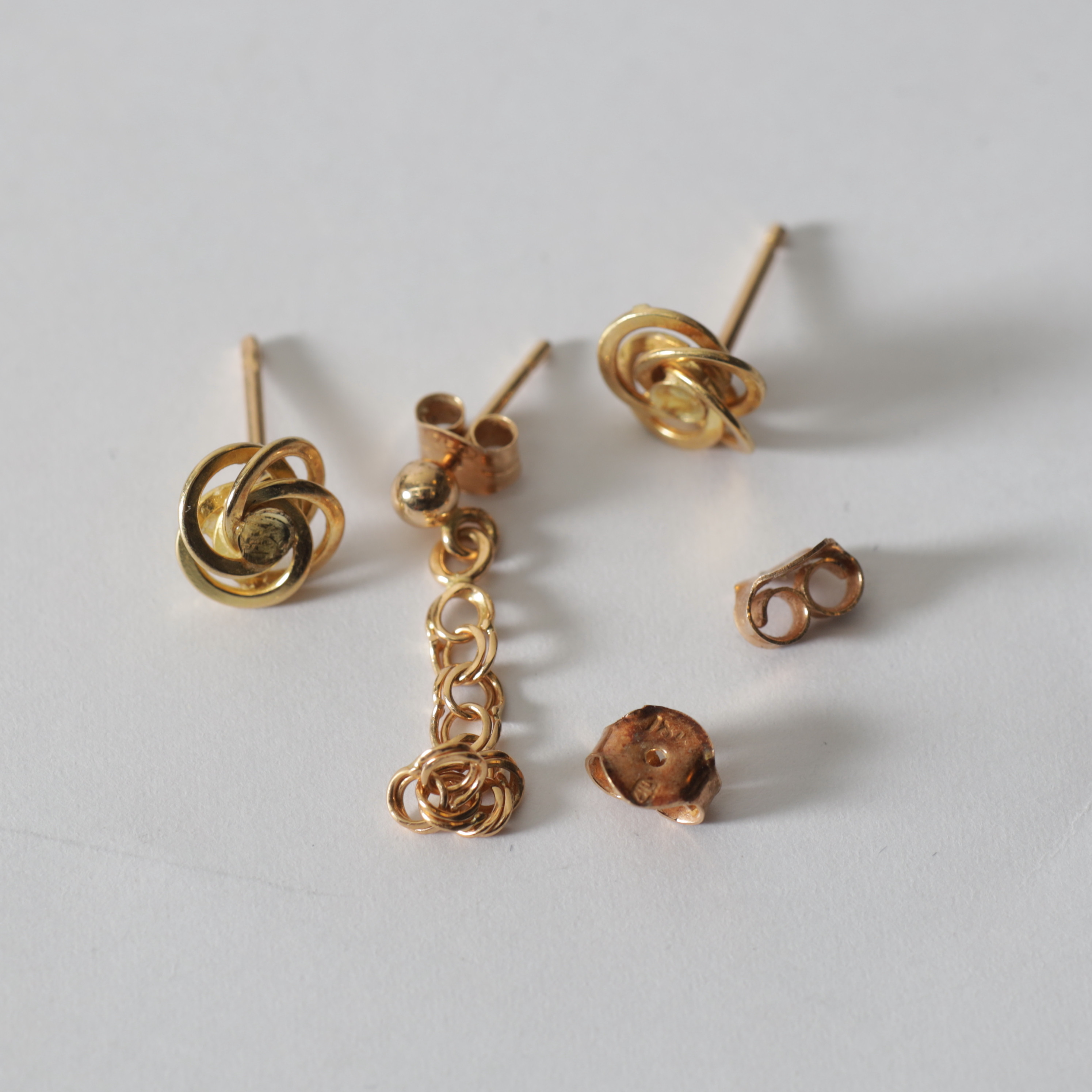 ÖRHÄNGEN/SKROTGULD, 3 delar, 18K guld. Totalvikt ca 1,9 gram.