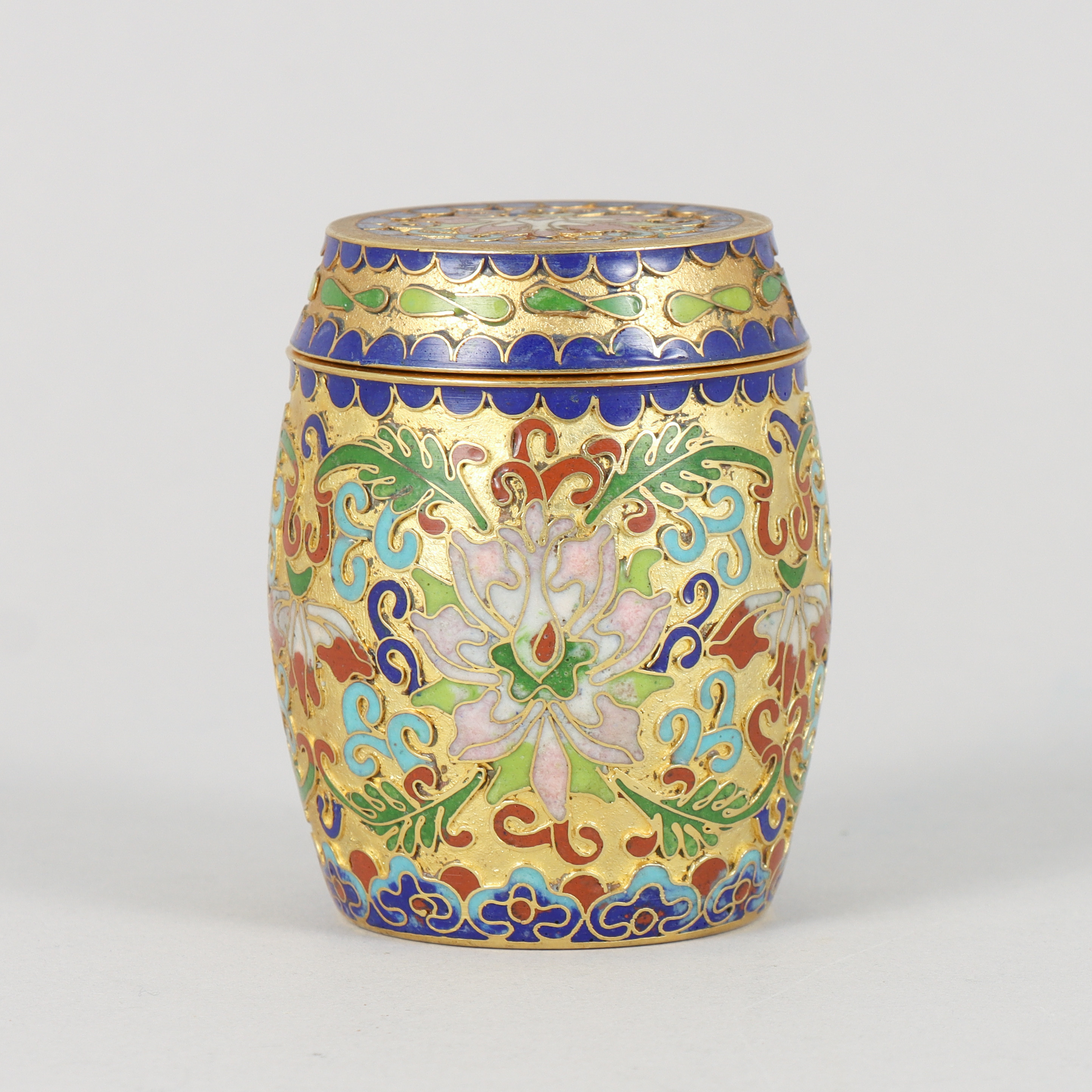 BURK MED LOCK, cloisonné, Kina, 1900-talets andra hälft.