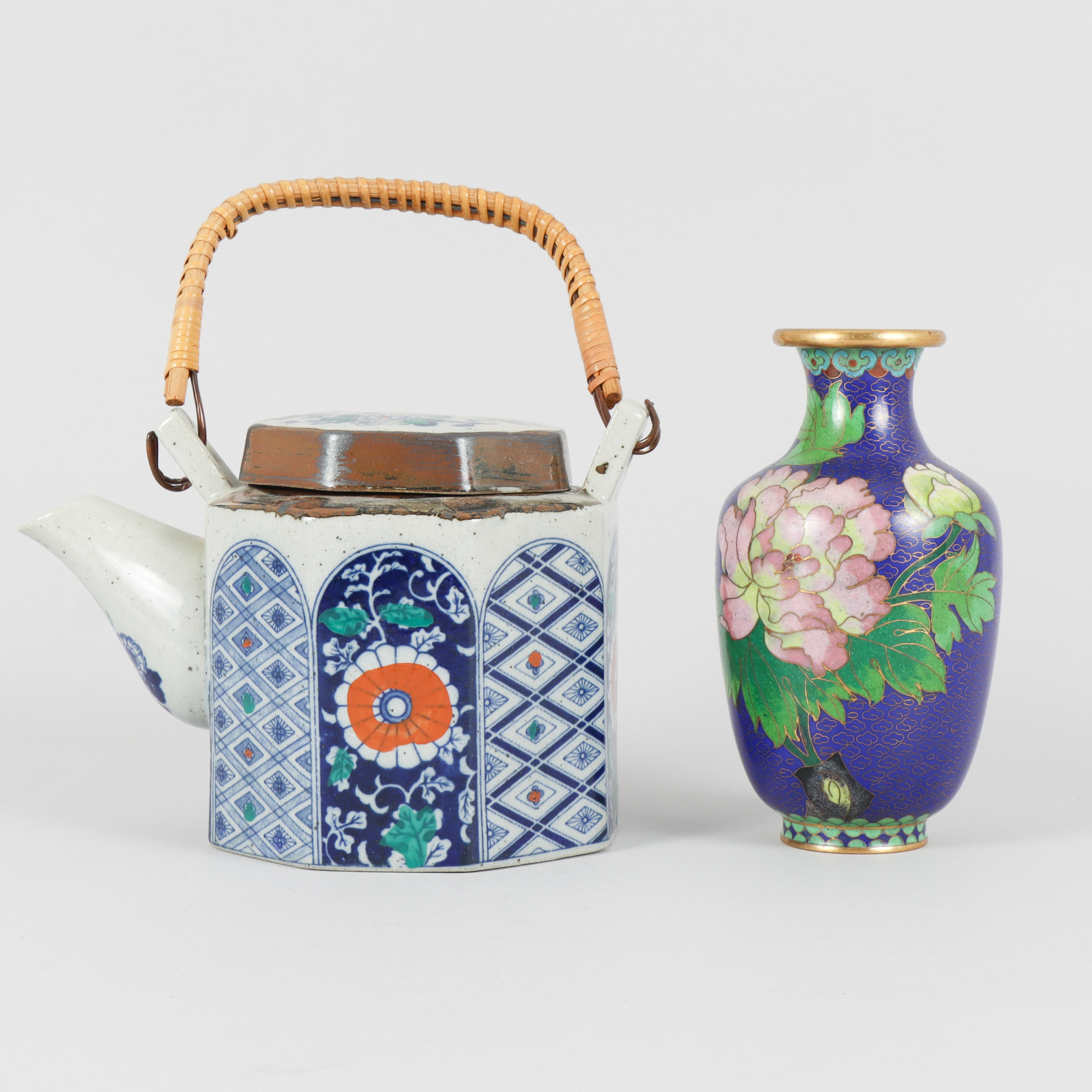 VAS, cloisonné, samt tekanna, Japan, 1900-talets andra hälft.