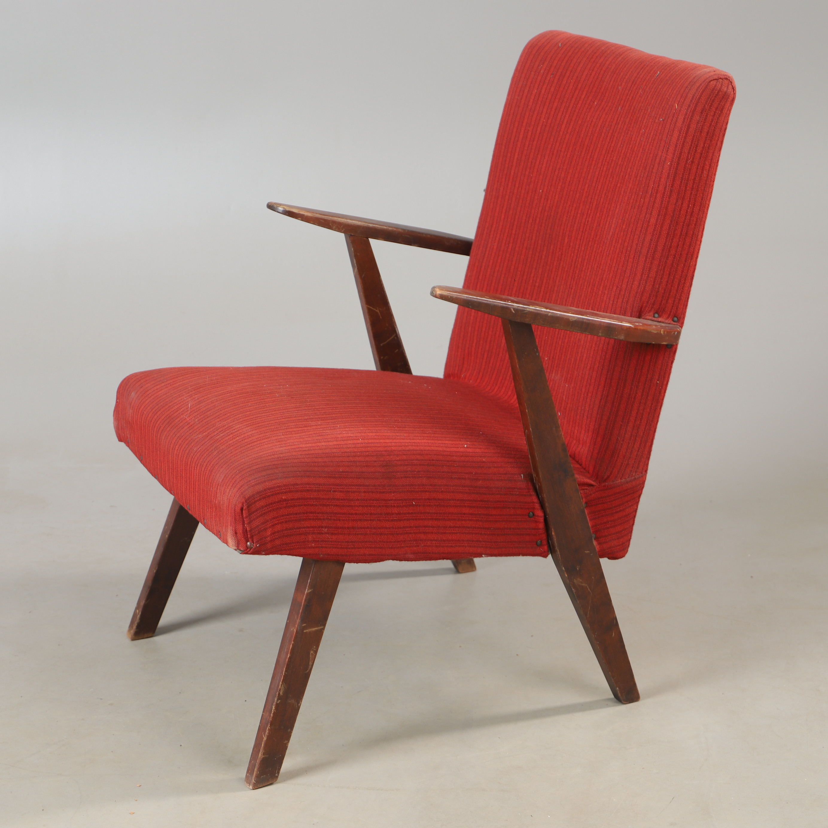 FÅTÖLJ, betsad bok med textilklädsel, 1900-talets mitt.