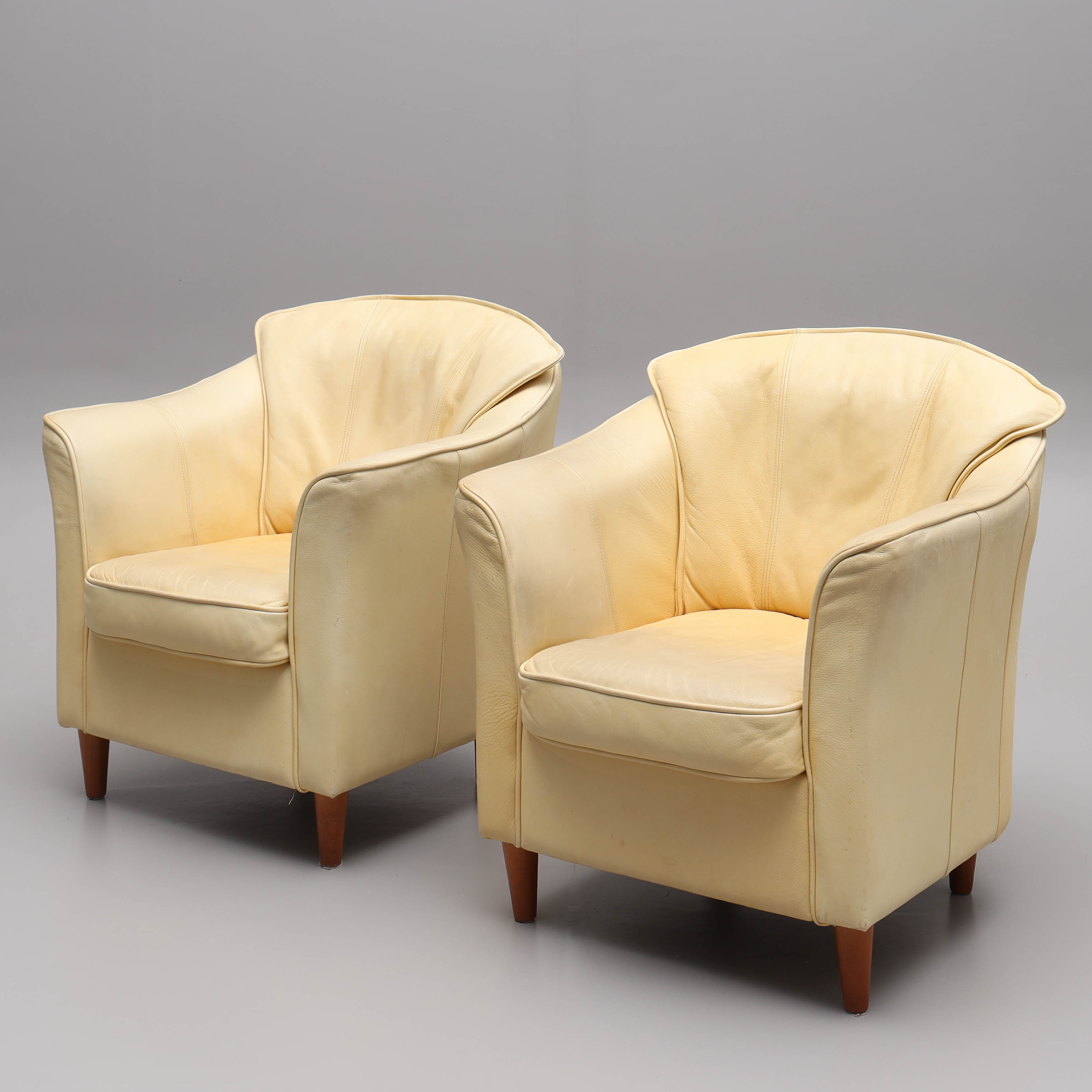 CLUBFÅTÖLJER, ett par, ljust skinn, 1900-talets slut.