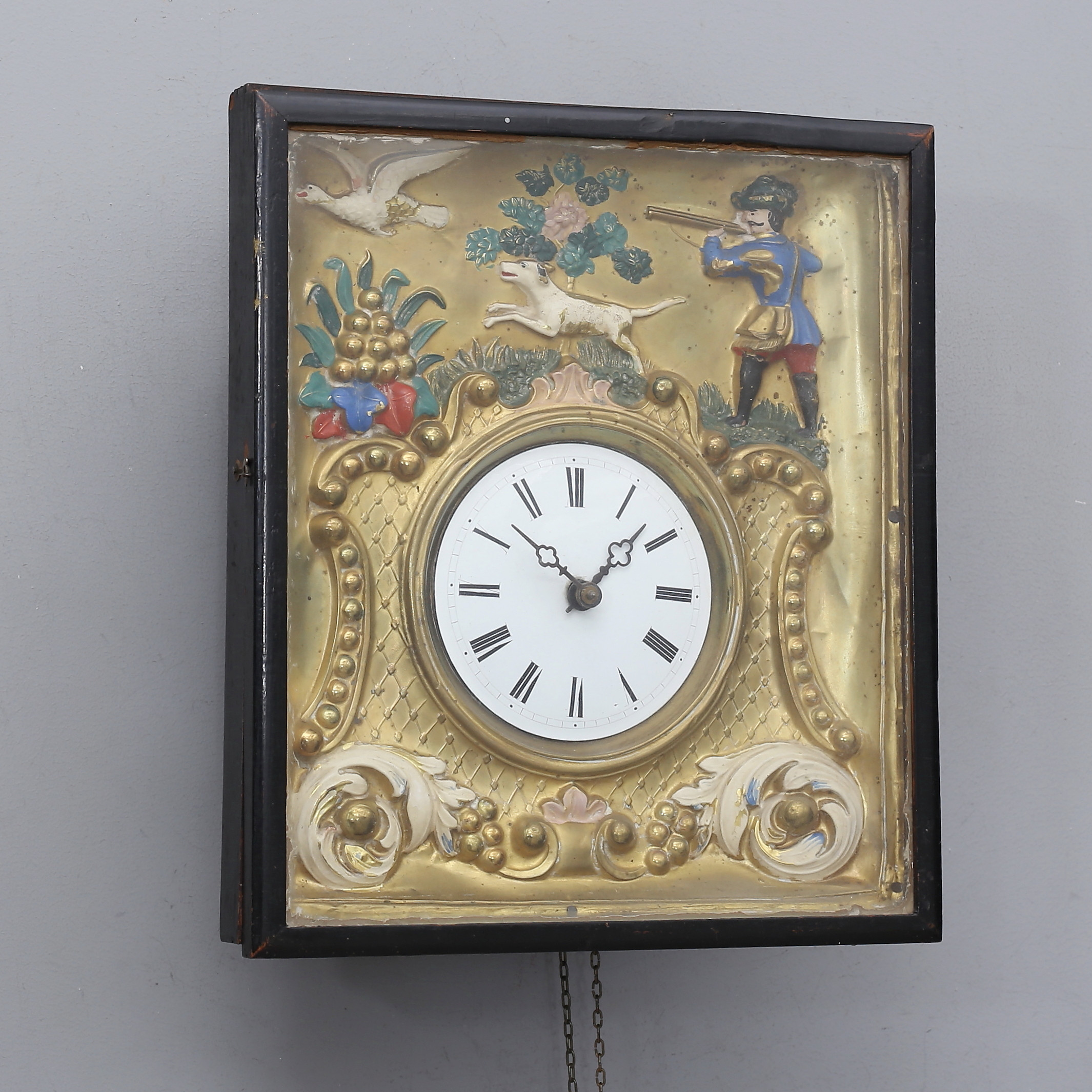 VÄGGUR, så kallat Schwartzwaldur, med jaktmotiv, omkring 1900.