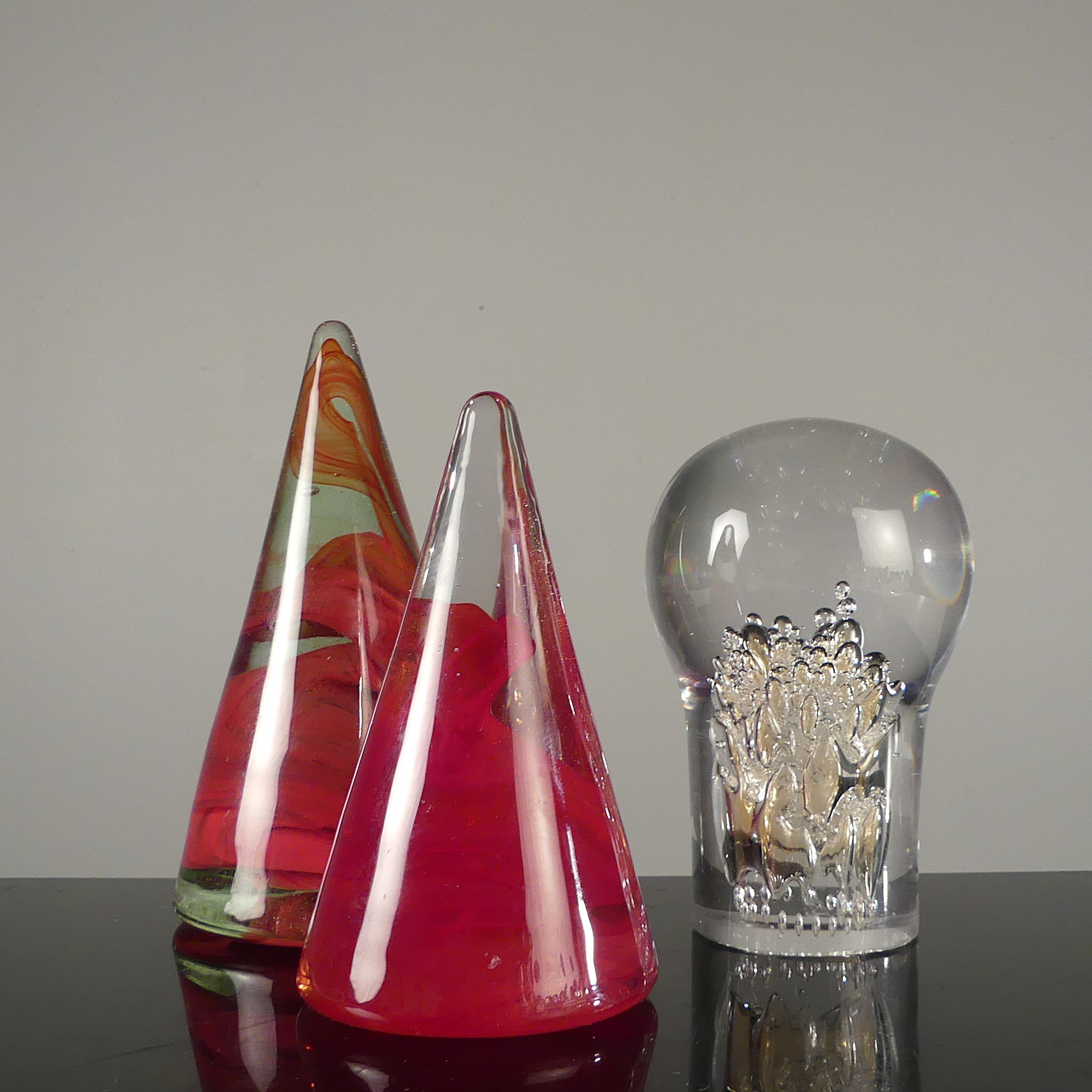 KONSTGLAS / BREVPRESSAR, tre delar, Anna Ehrner "Noel" och Göran Wärff, Kosta Boda.