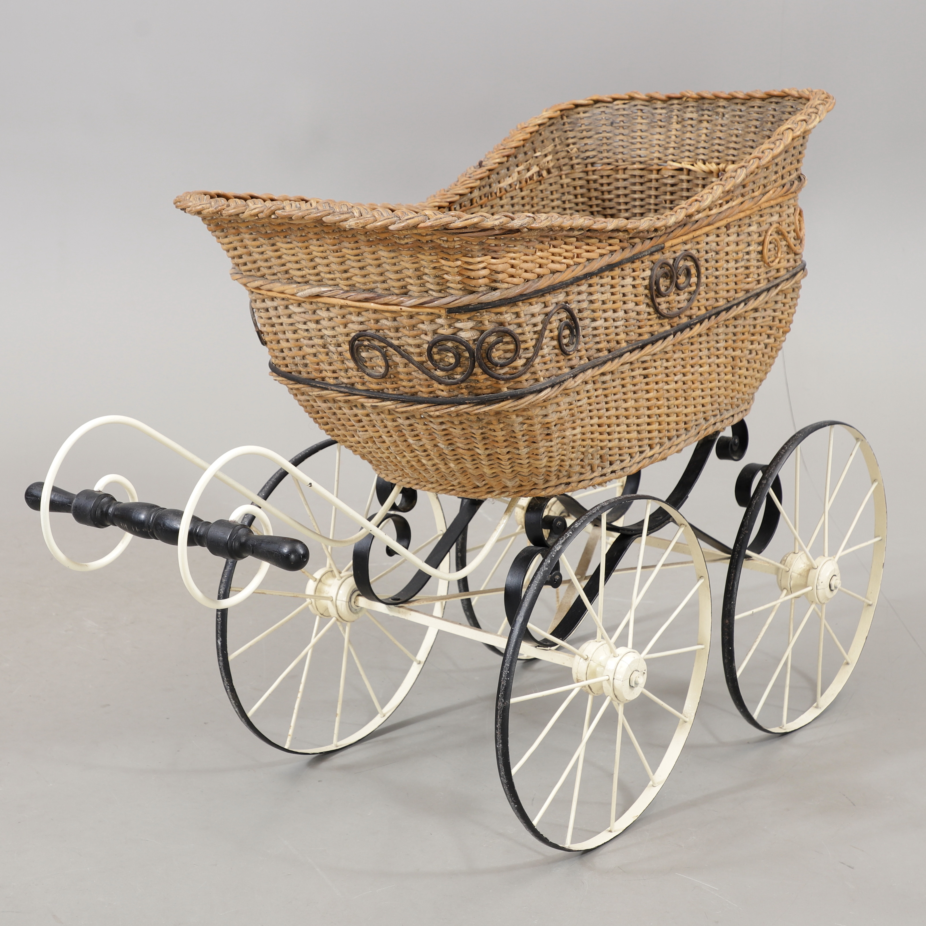 BARNVAGN med KORGBÄDD, 1900-talets första hälft.