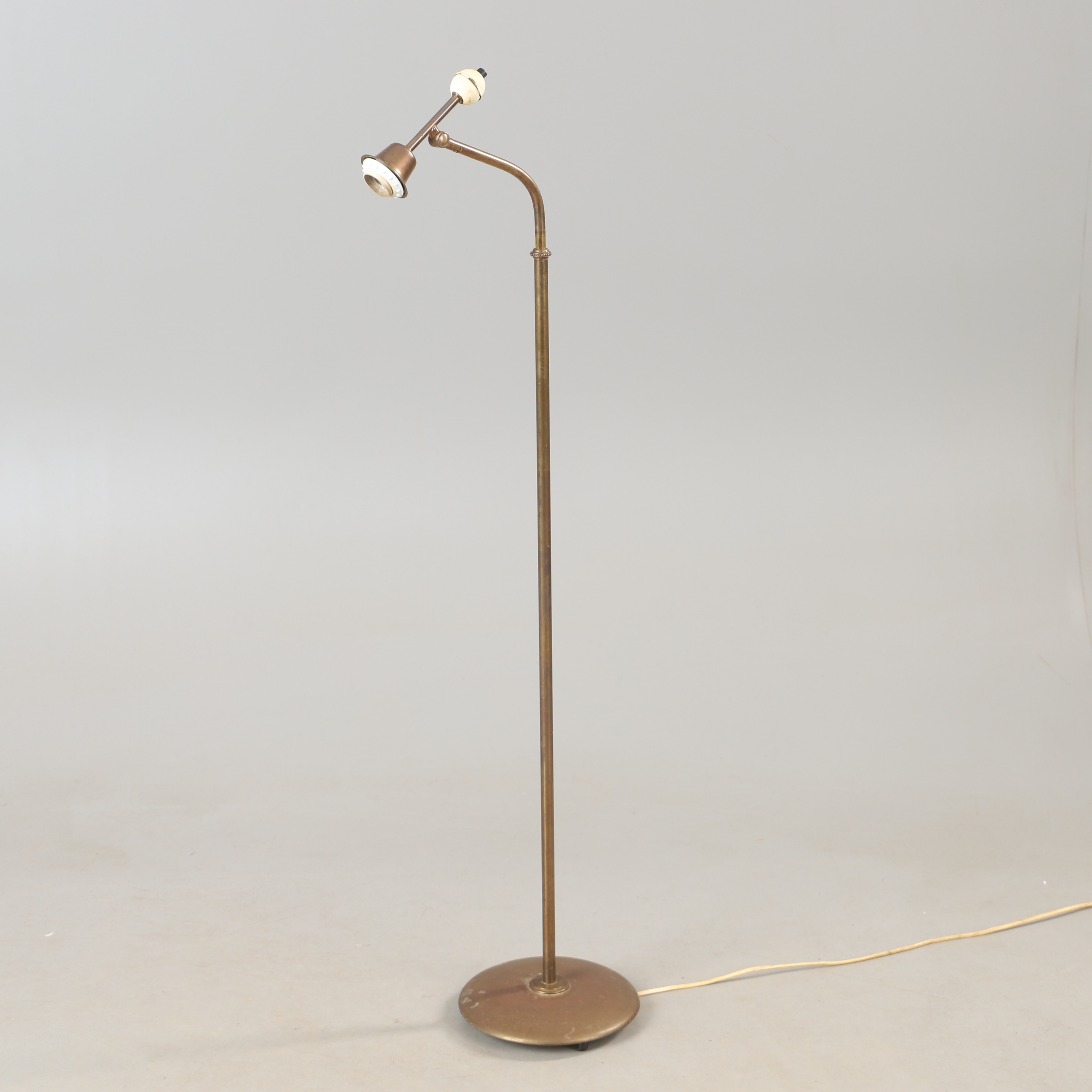 BERTIL BRISBORG. Golvlampa, mässing, Nordiska Kompaniet, 1940/50-tal.