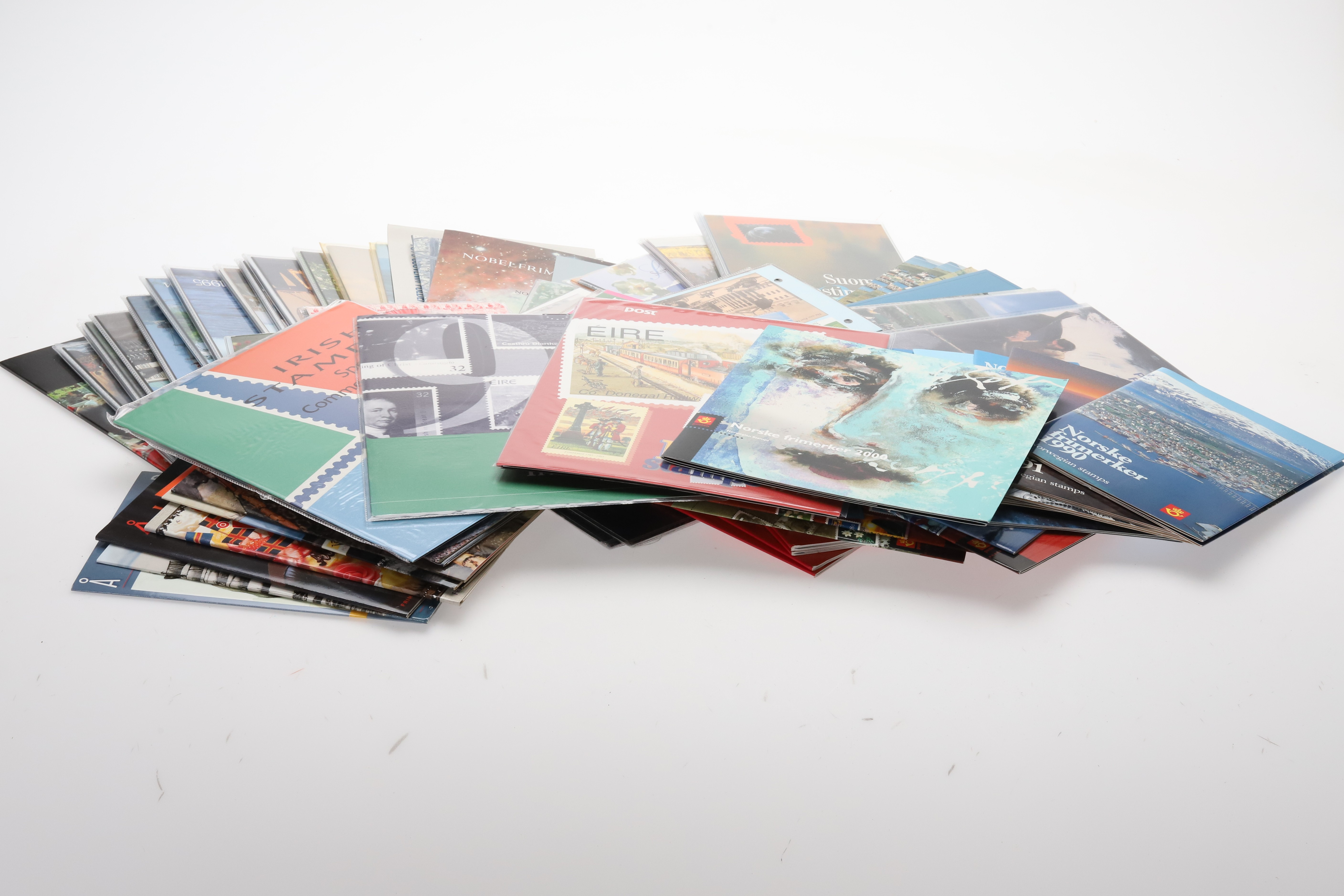 Postfriska frimärken, årssatser från flera olika europeiska länder.