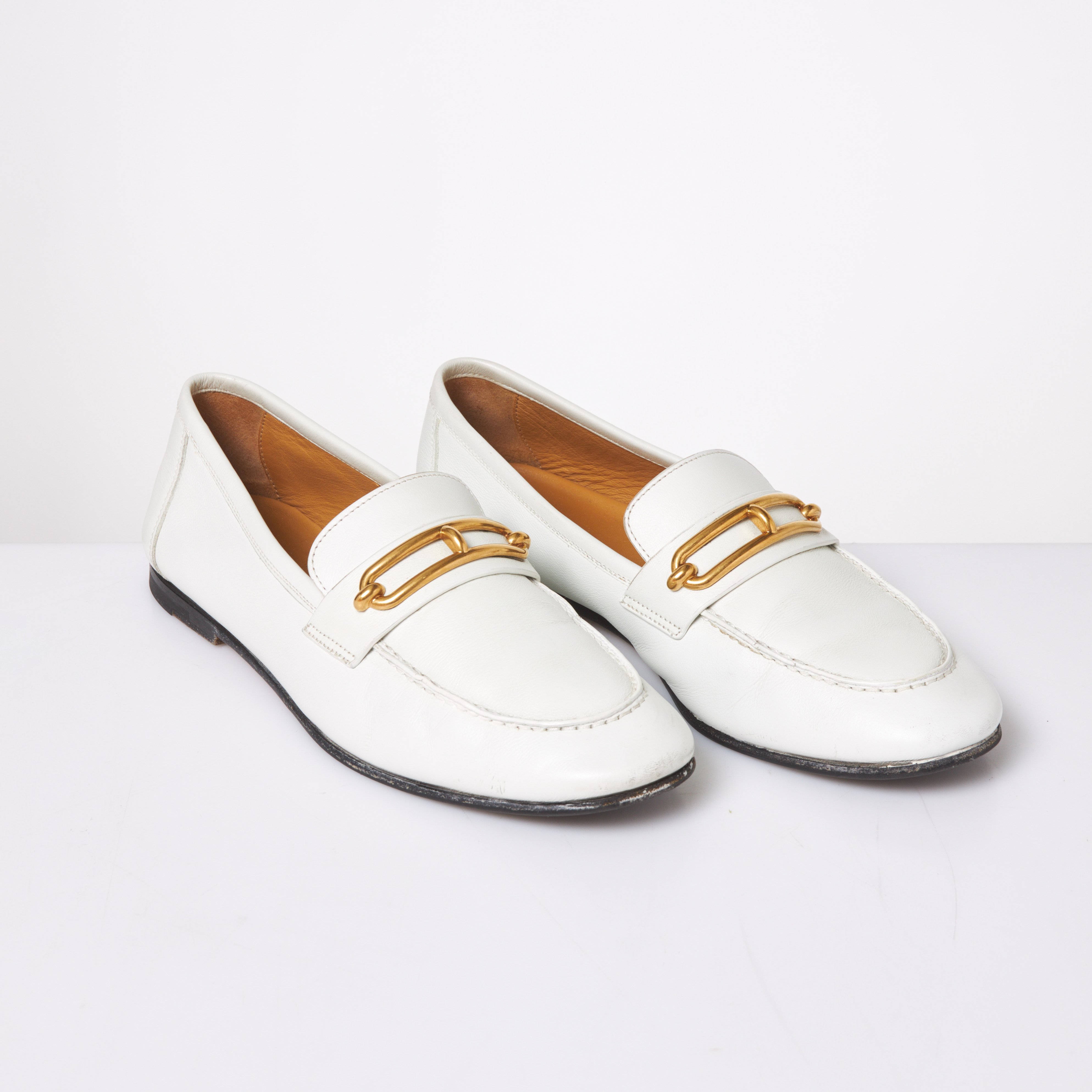 HERMÈS, "Colette", loafers i vitt slätt skinn, framtill med klassiskt guldpläterat Roulis-spänne, storlek 38.