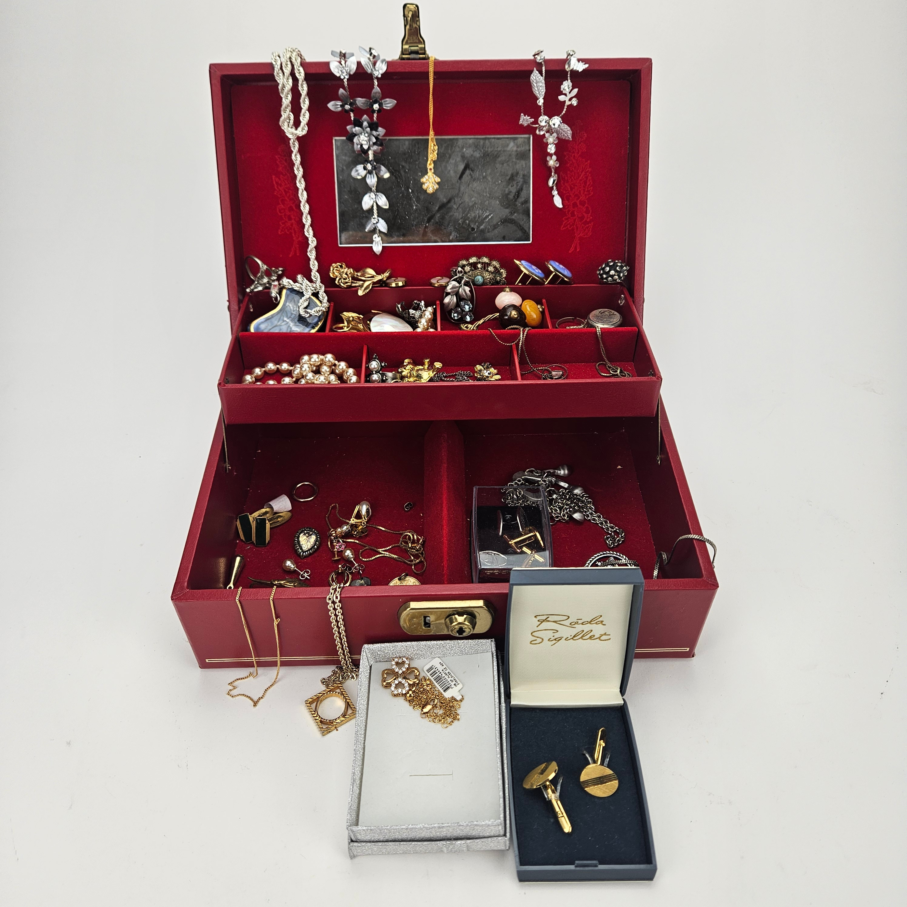 SKRIN MED SMYCKEN OCH BIJOUTERIER, bland annat silver.