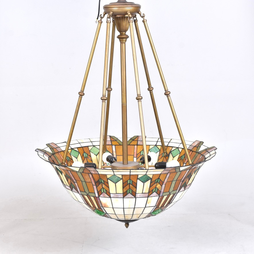 MONUMENTAL TAKAMPEL, polykromt blyglas och mässing i Louis Comfort Tiffanys stil.