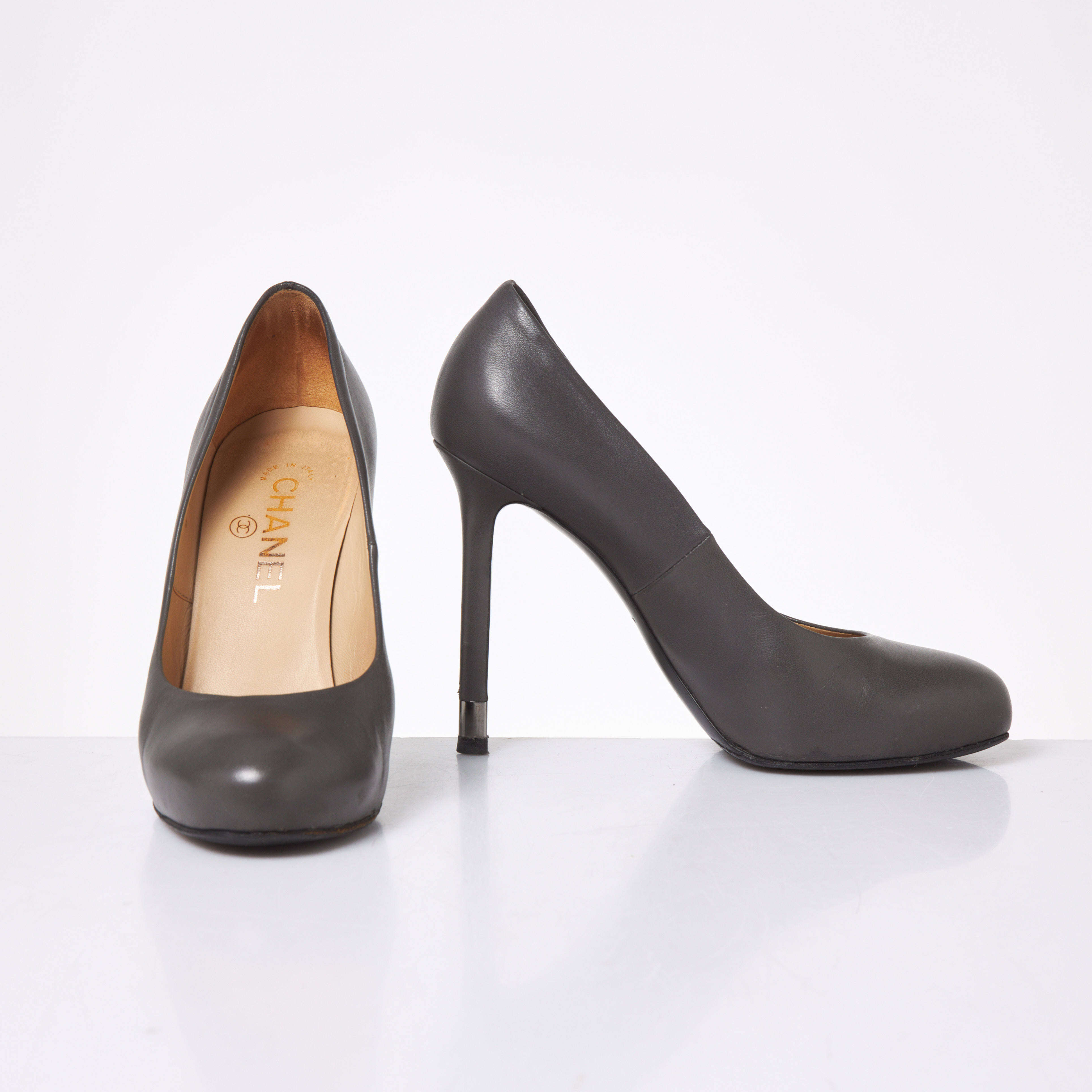 CHANEL. Skor, high heels, grått skinn, storlek 37.