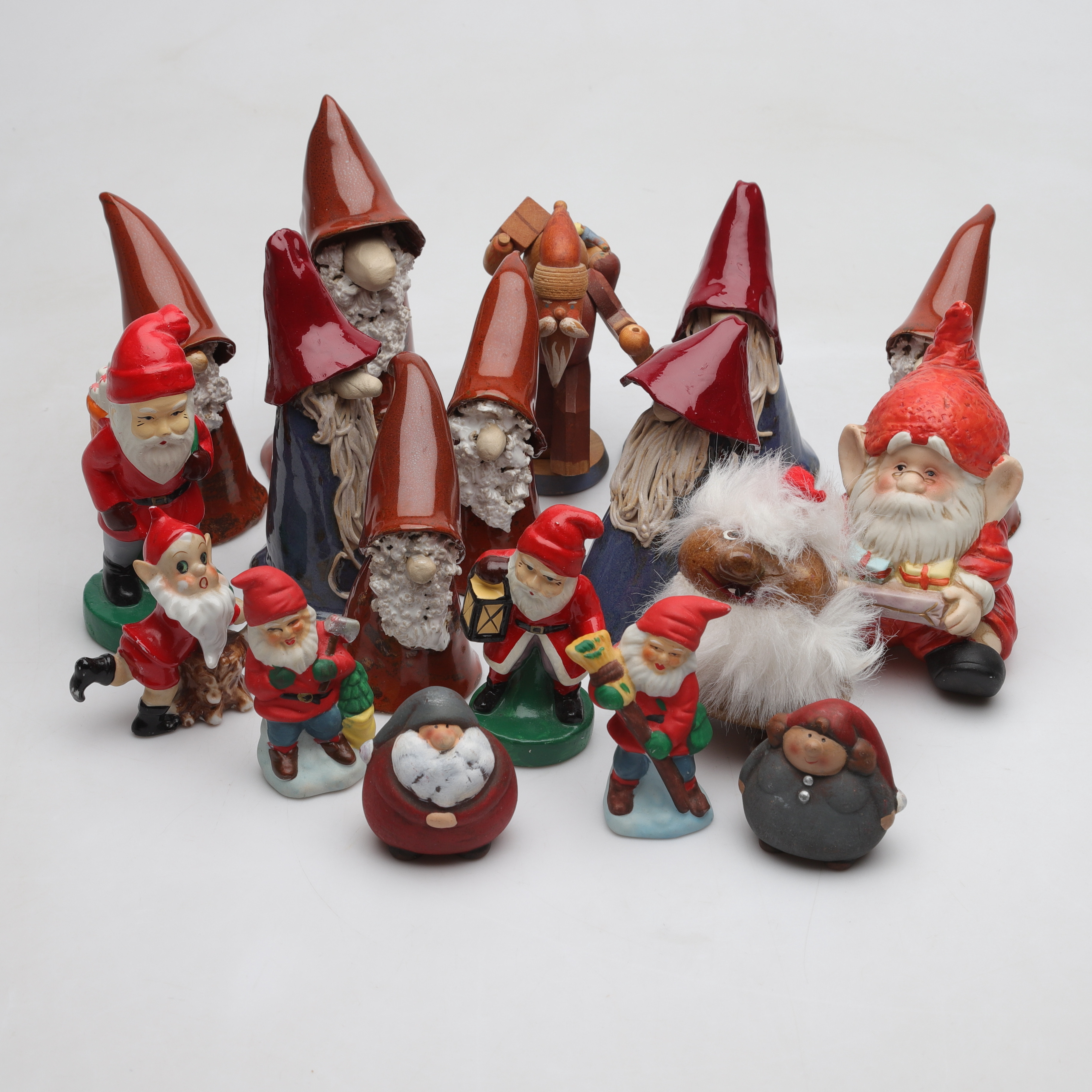 TOMTAR, ca 18 st, olika material b.la. keramik/trä, 19-/2000-tal.