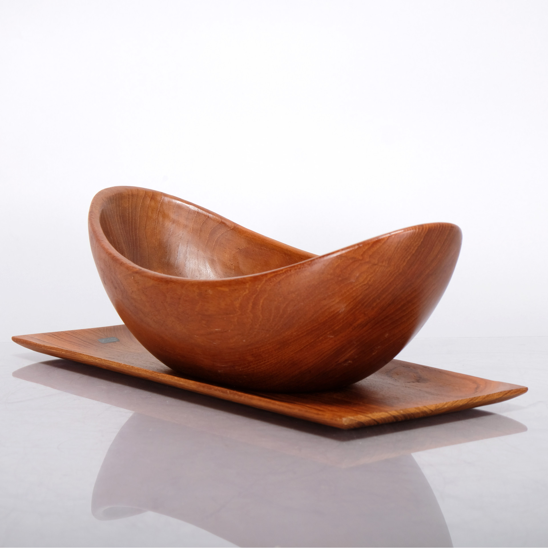 JOHNNY MATSSON ET AL. Skål & fat Teak 1900-tal (2st).