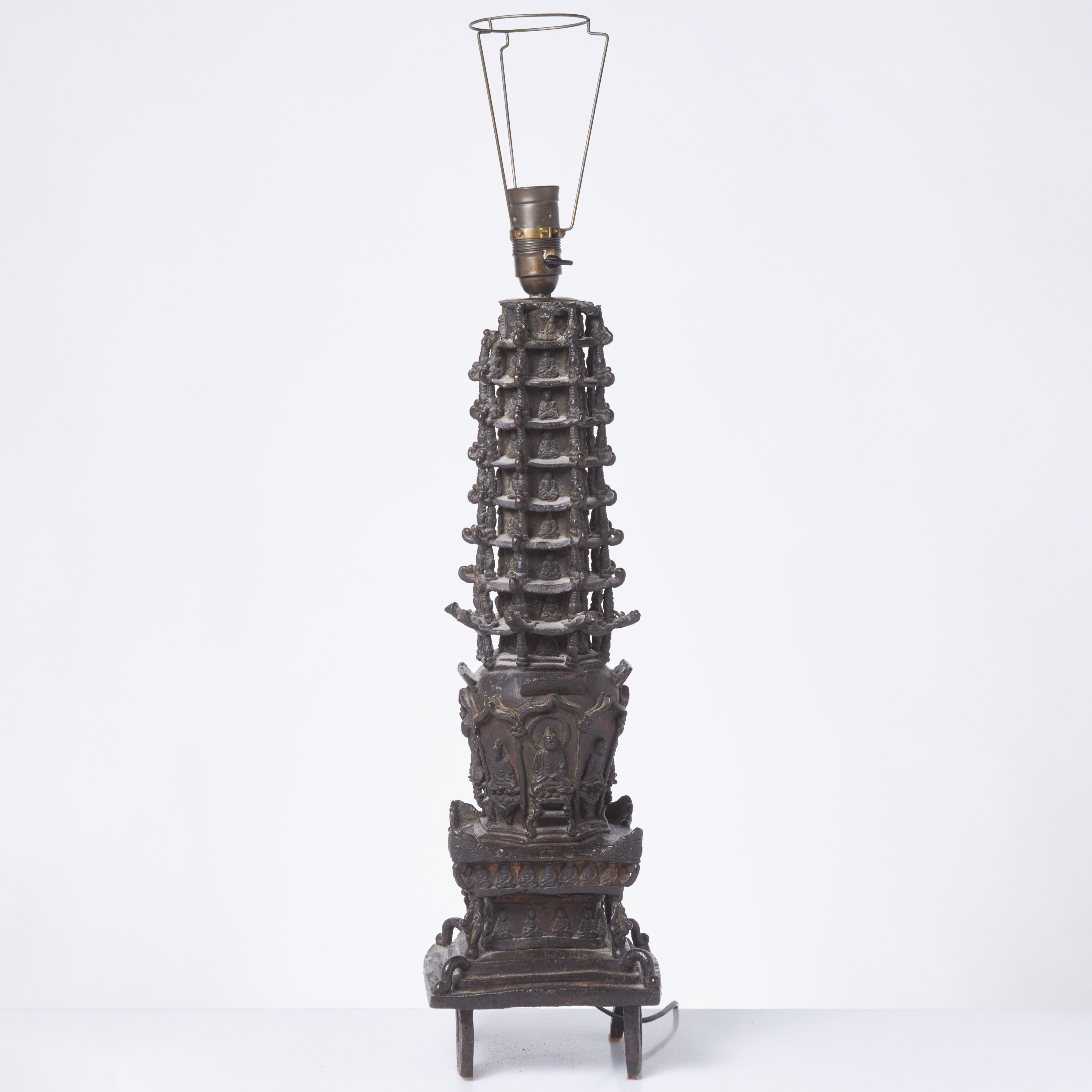 BORDSLAMPA, Kina, i form av pagod, brons.