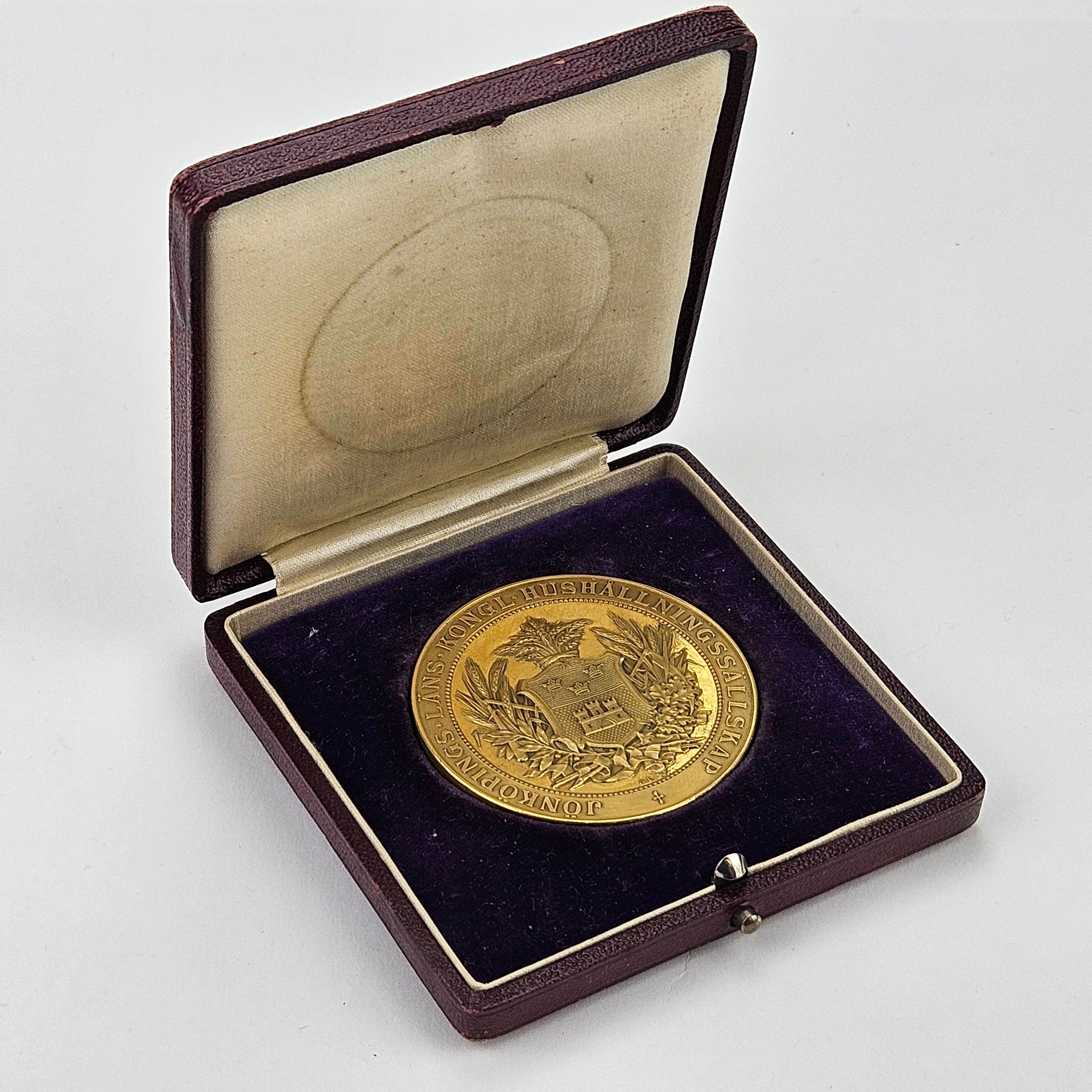 MEDALJ, förgyllt silver, Jönköpings Läns Kongl Hushållningssällskap, 1899, vikt ca. 61,5 gram.