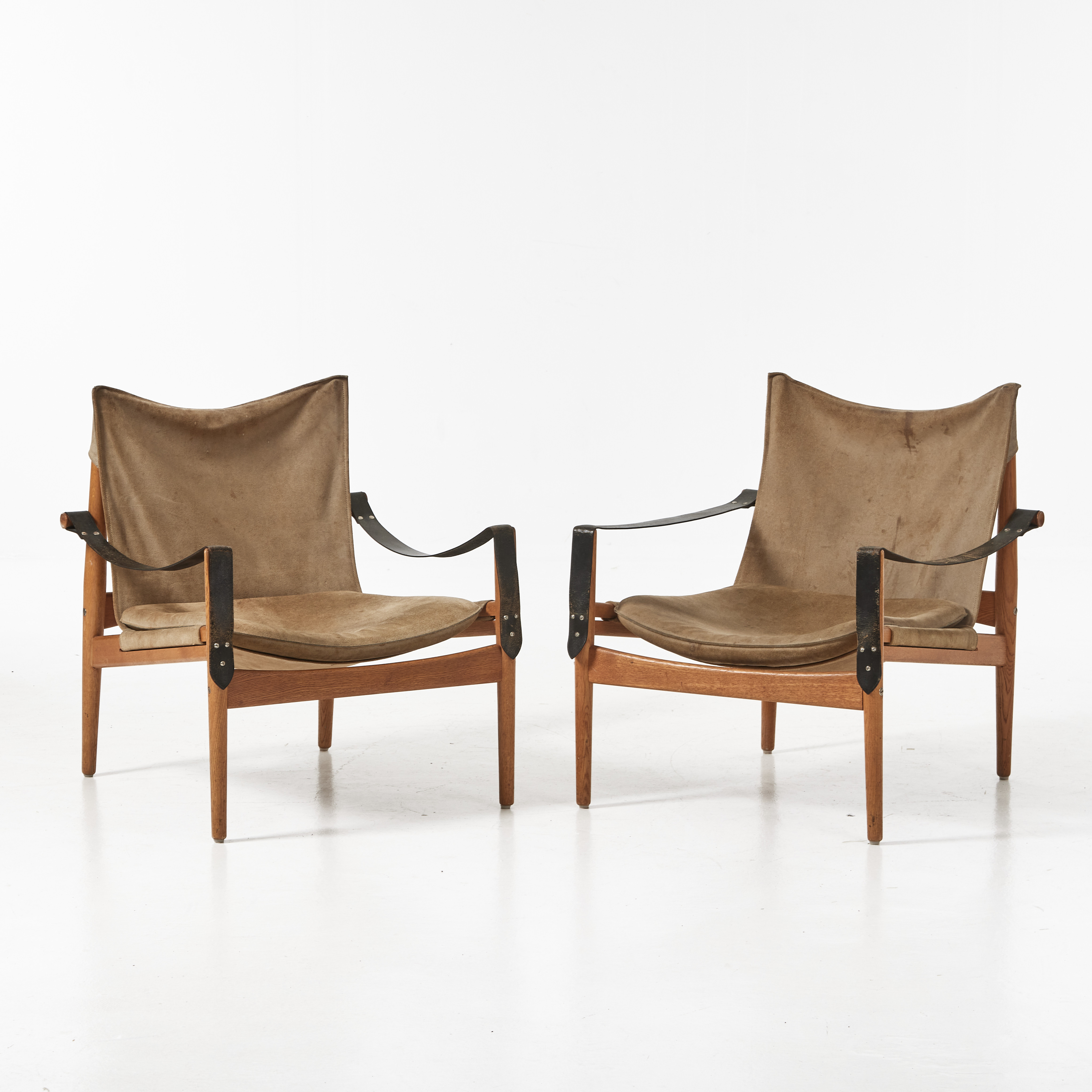 HANS OLSEN. Fåtöljer, 1 par, "Antilop", Viskadalens möbelfabrik, Kinna, stomme i ek, brännmärkt.