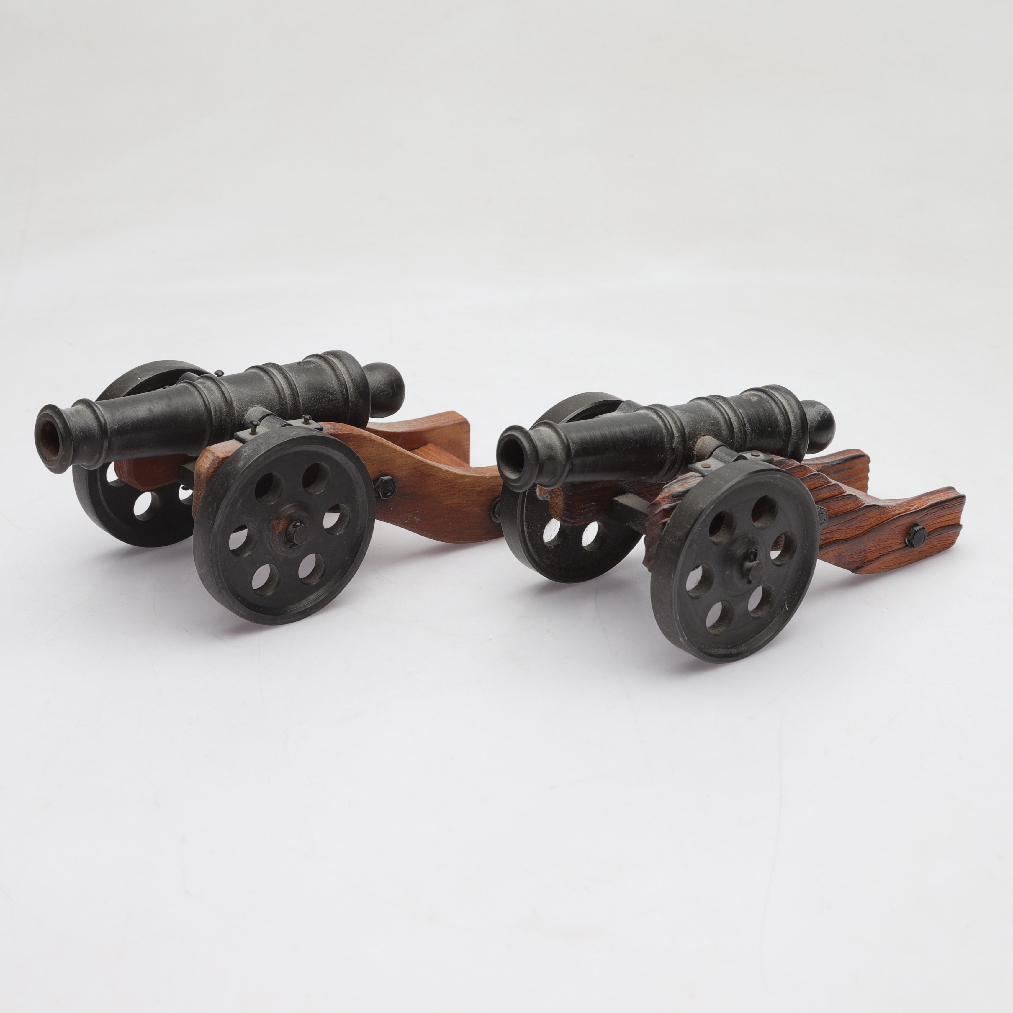 BORDSKANONER, 2 st, metall/trä, 1900-talets andra hälft.