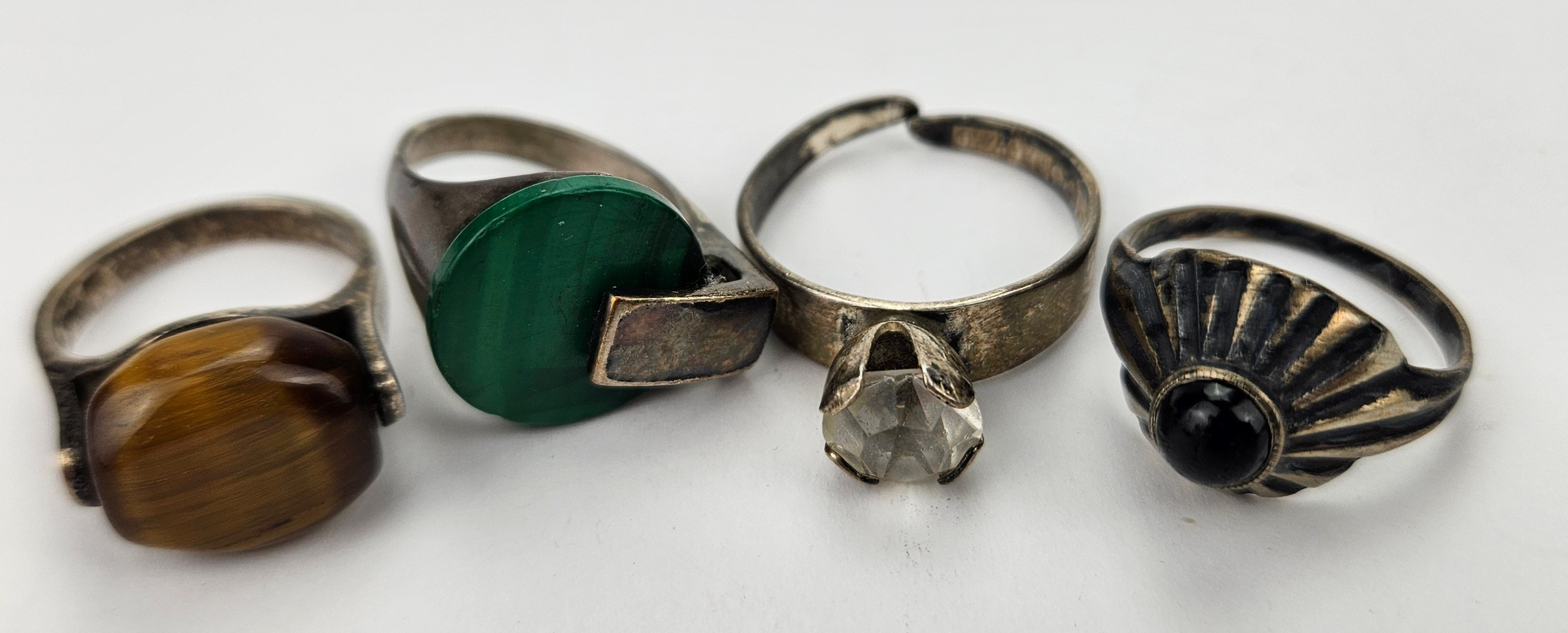RINGAR, 4 st, silver, med stenar, bland annat troligen malakit, tigeröga, 1900-tal.