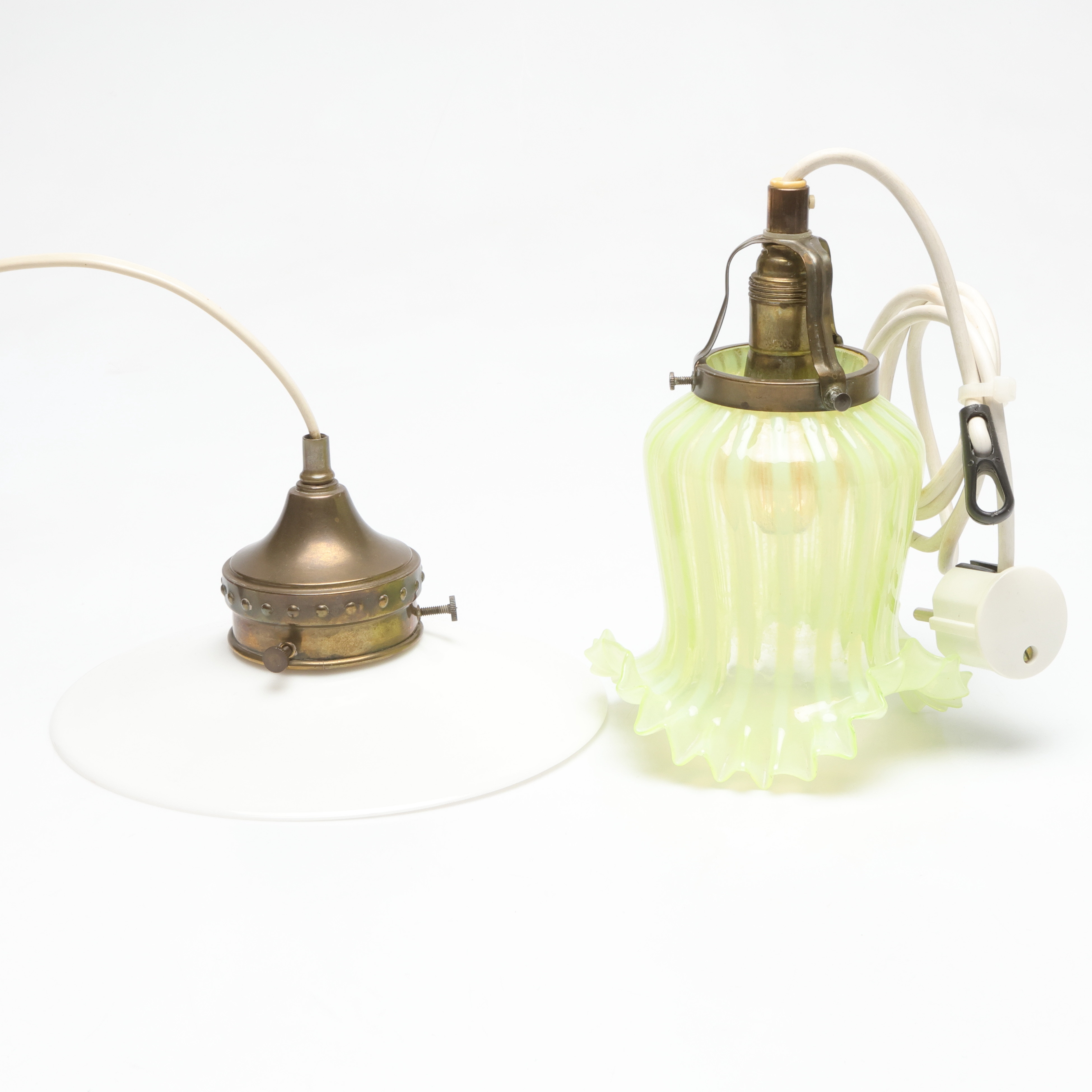 FÖNSTERLAMPOR, 2st, metall och glas, b.la. uranglas, 1900-talets första hälft.