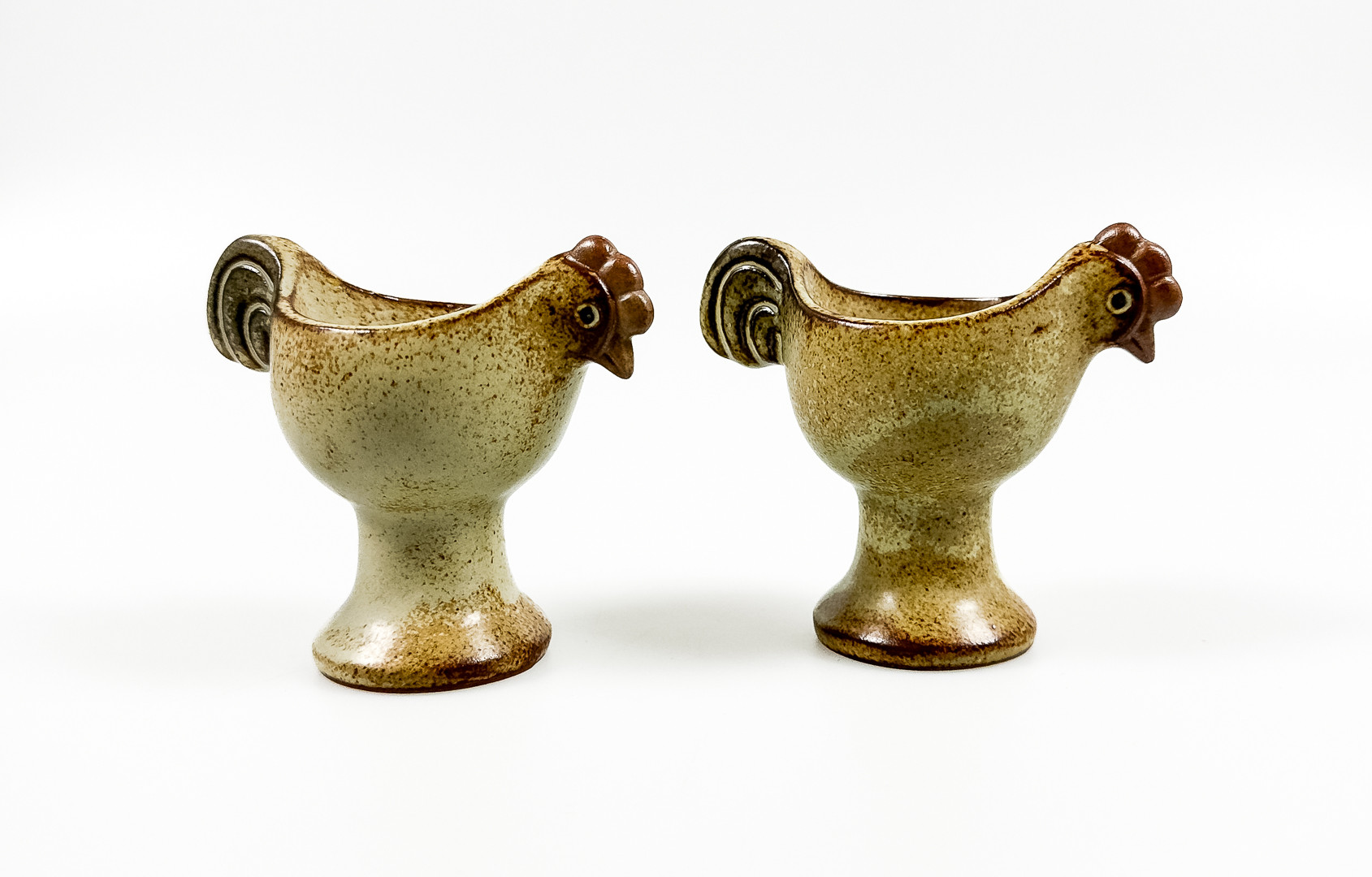 LISA LARSON. ÄGGKOPPAR, ett par, stengods, ur serien "Påsk", K-studion, Gustavsberg.