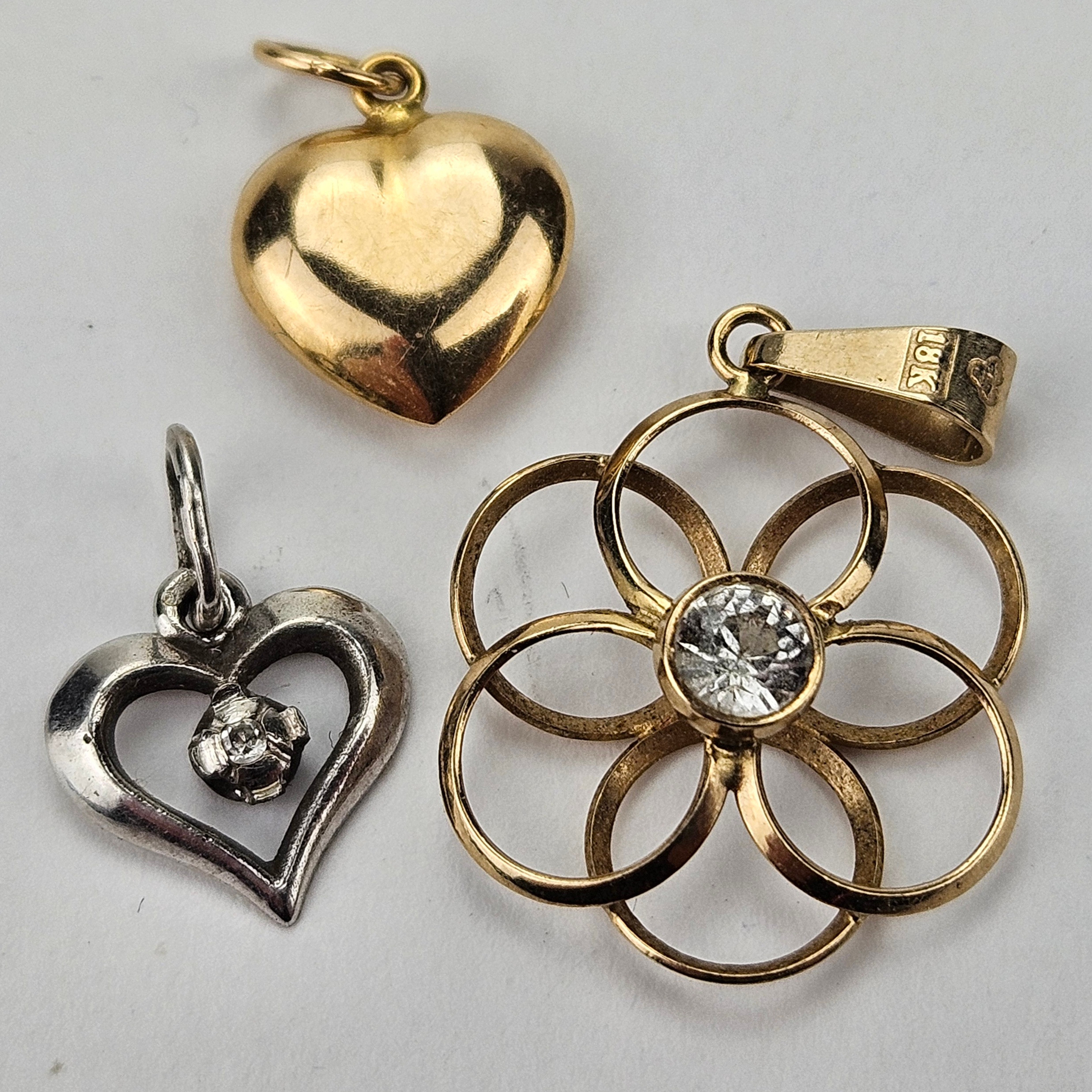 HÄNGEN, 3 st, guld samt vitguld, ett med slipad diamant, total vikt ca. 2,1 gram.