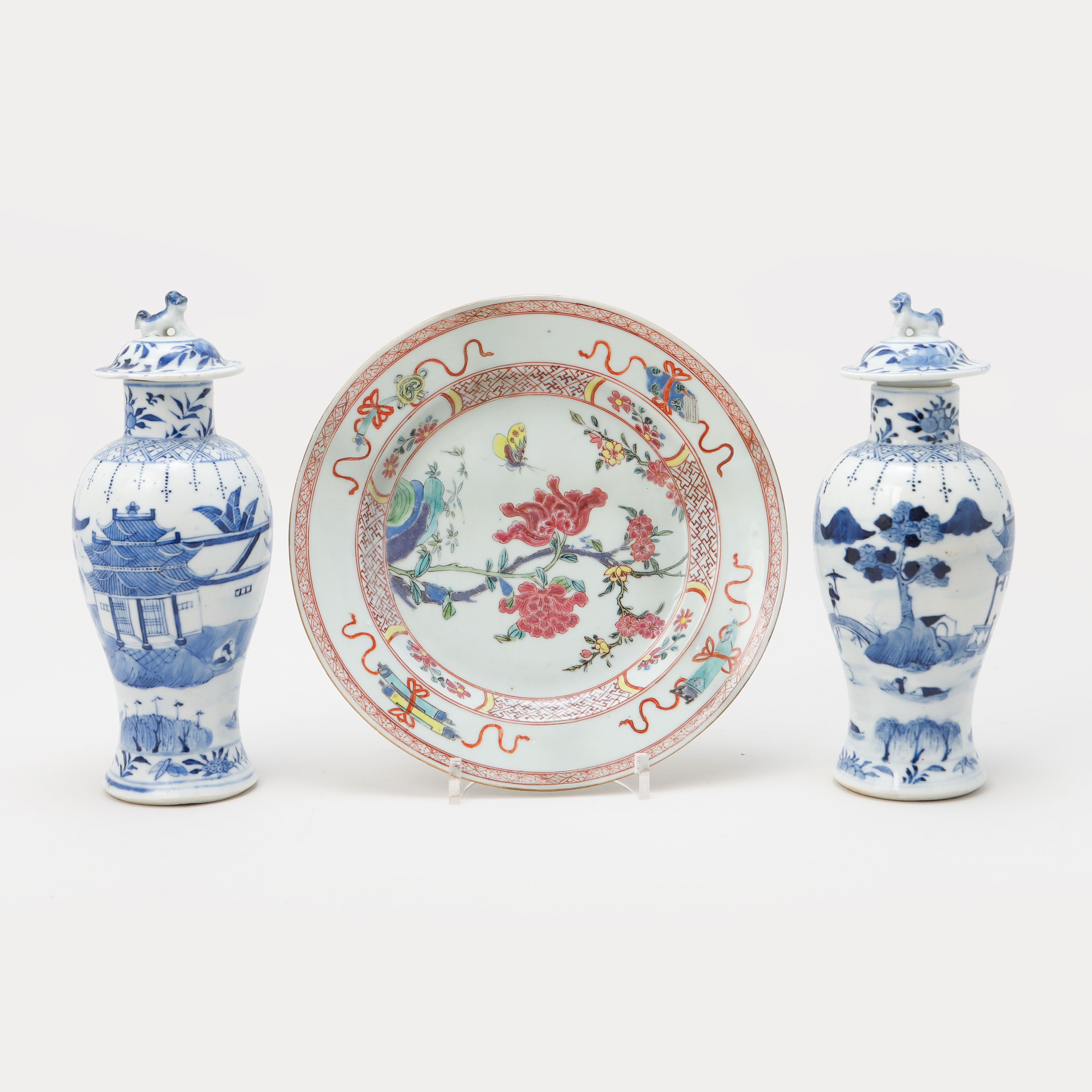 LOCKURNOR, ett par samt TALLRIK, porslin, Kina, 1700/1800-tal.