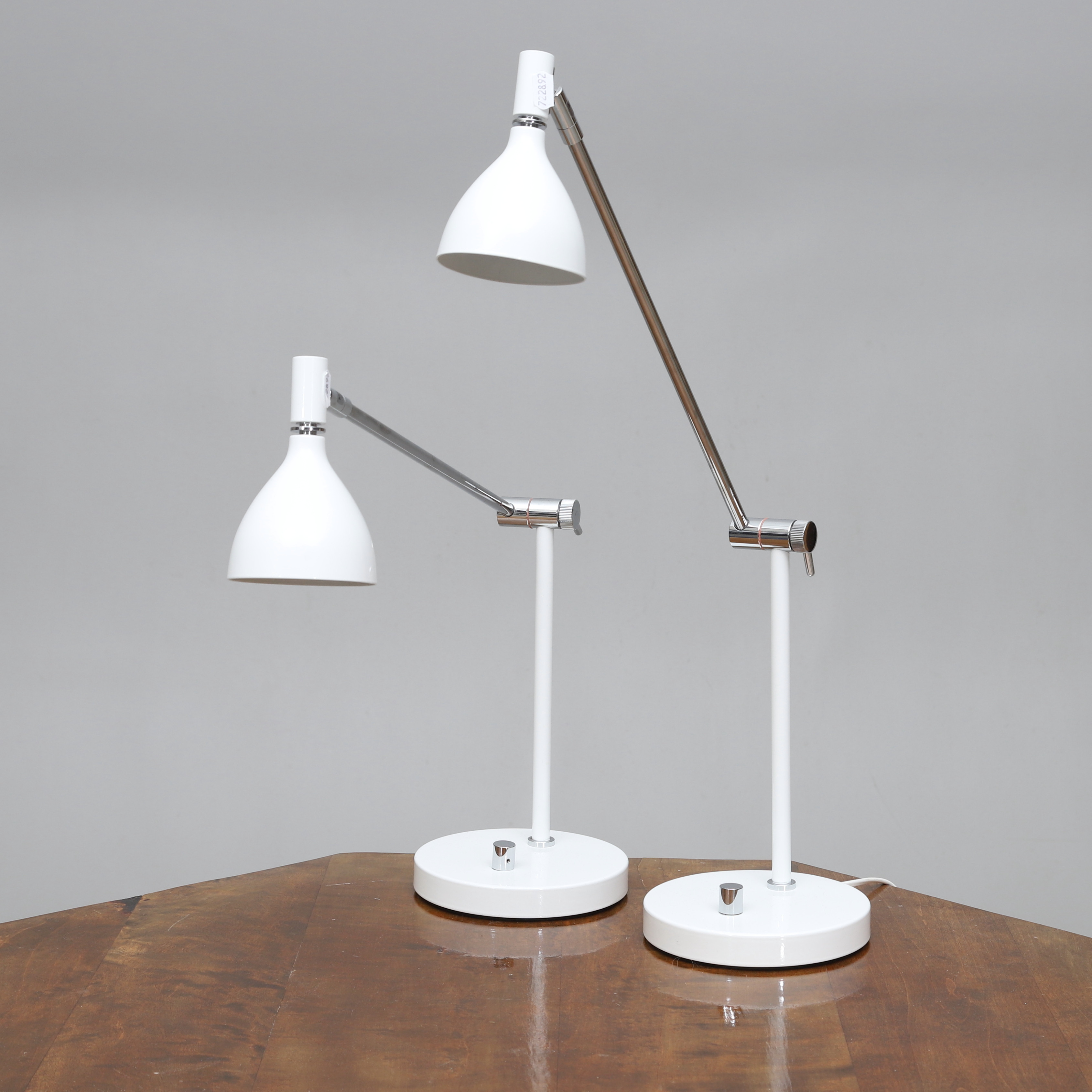 BORDSLAMPOR, ett par, vitlackad metall, typ B4285, Belid, 2000-tal.