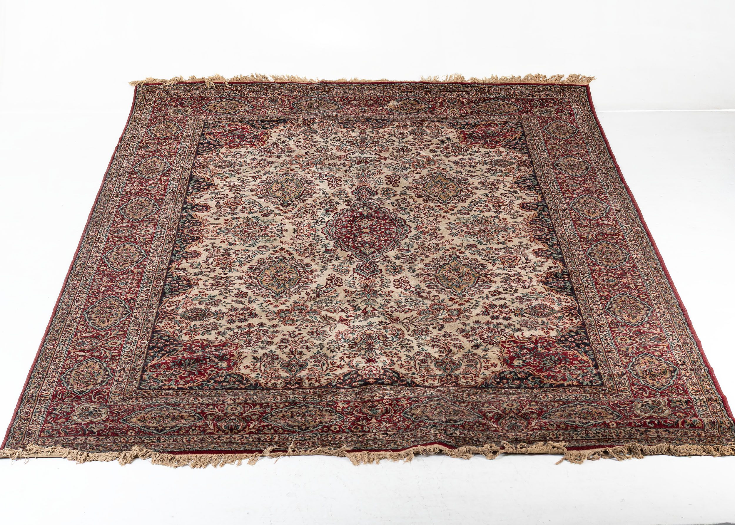 MATTA, maskinknuten orient ca 350 x 245 cm.