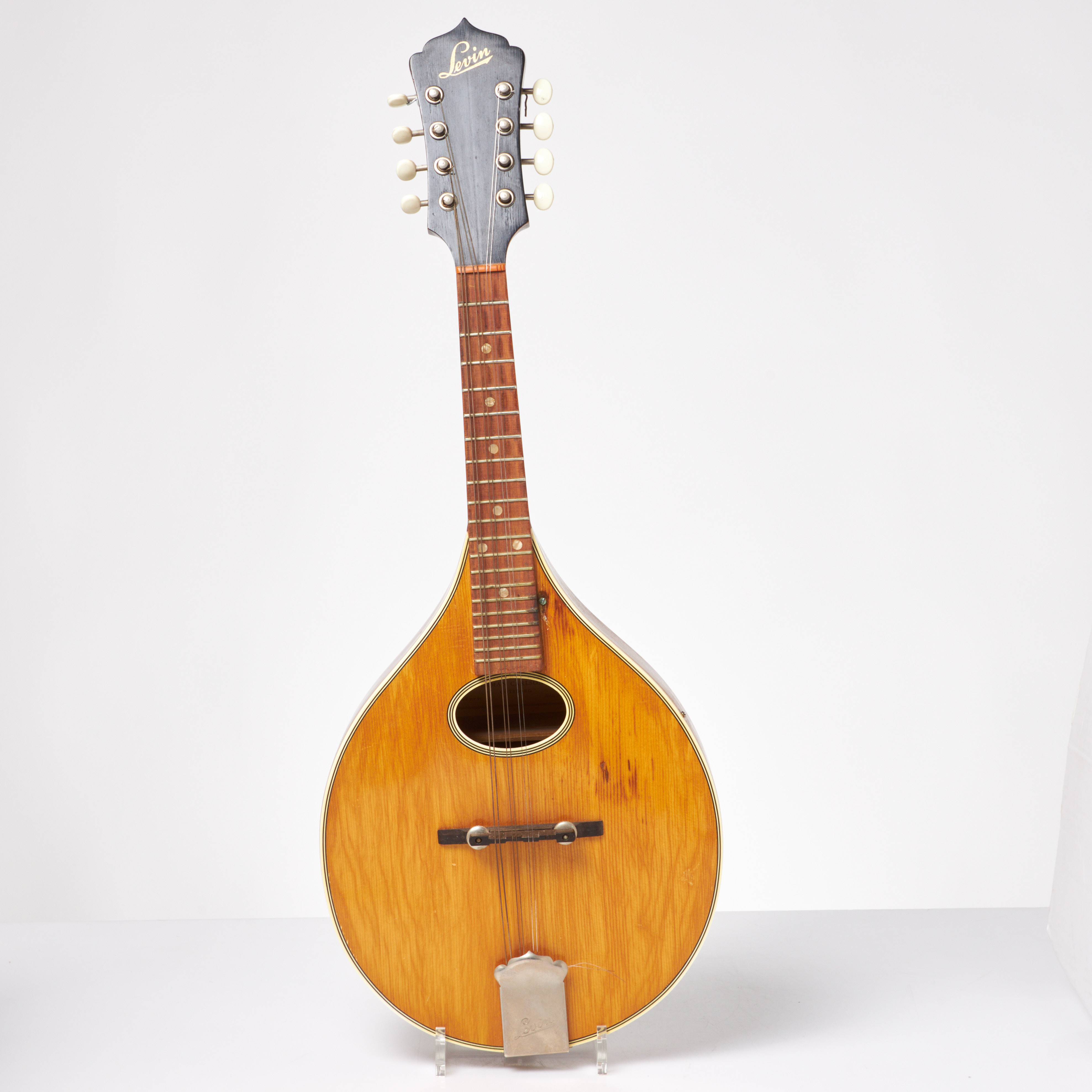 LEVIN. Mandolin, 8-strängad, modell 44, 1960-tal, lock i gran, sidor bakstycke mahogny.