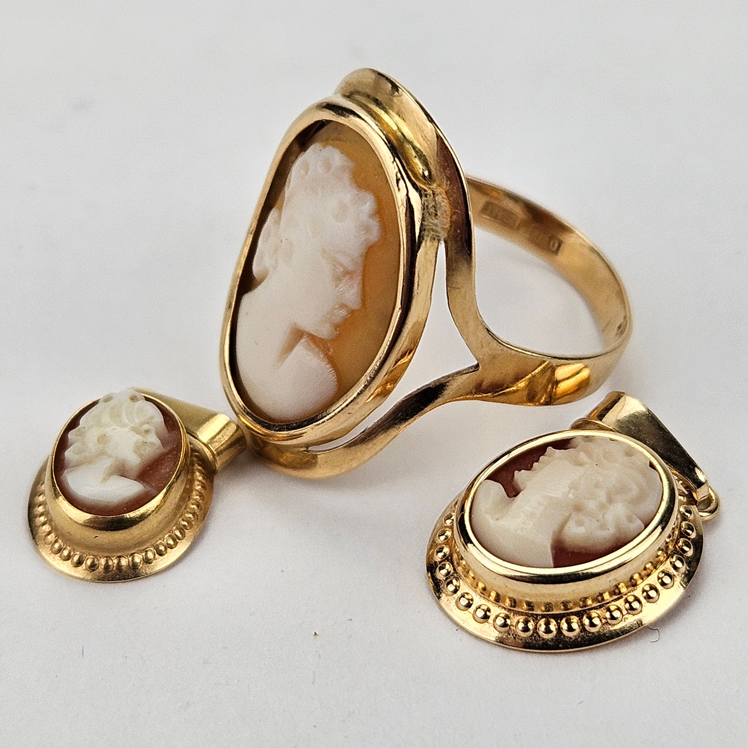 RING OCH HÄNGE, 3 delar, guld, 18K med camé, total vikt ca. 3,5 gram.