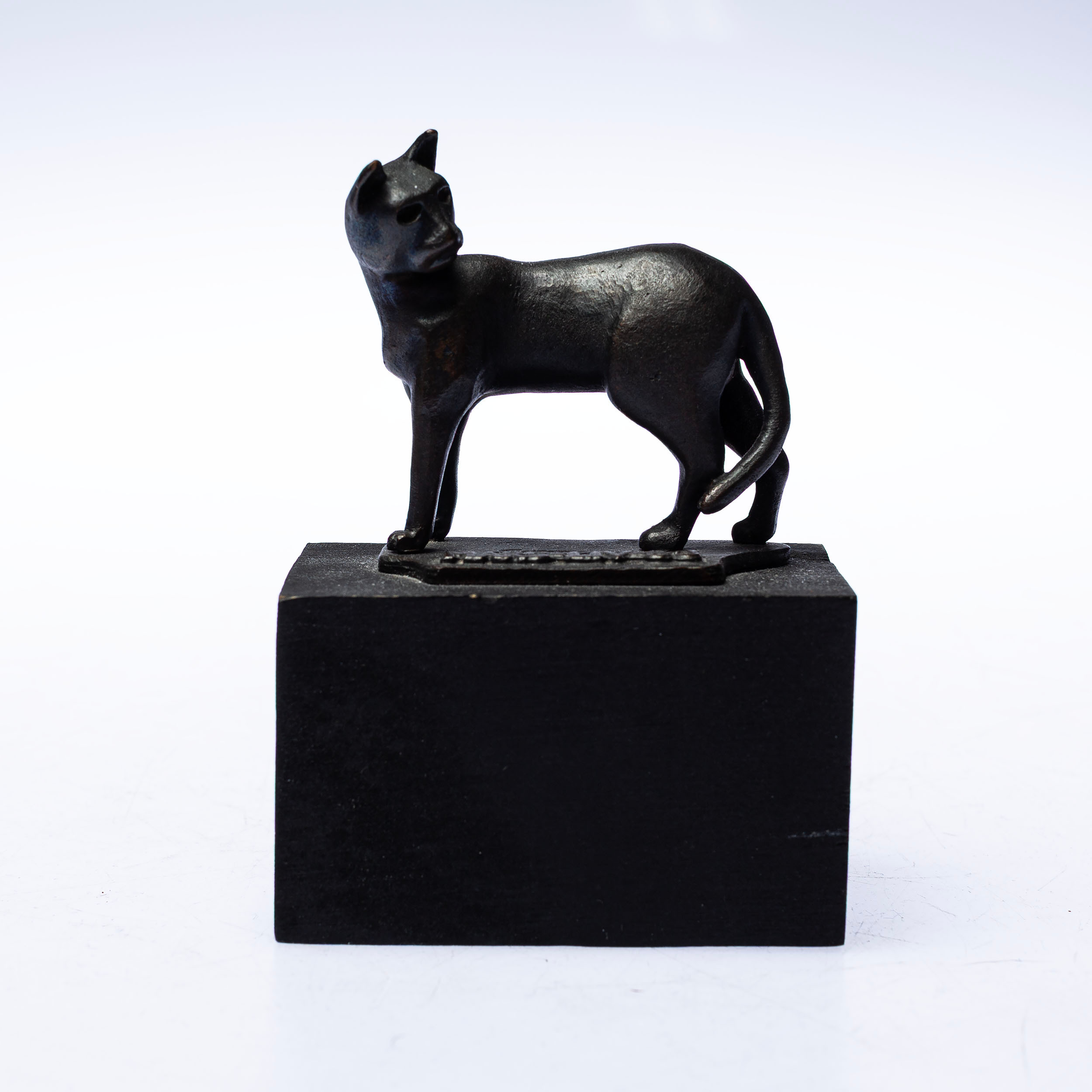 MAGNUS G: SON LIEDHOLM. skulptur, form av katt, brons "Mars-Liv". signerad.