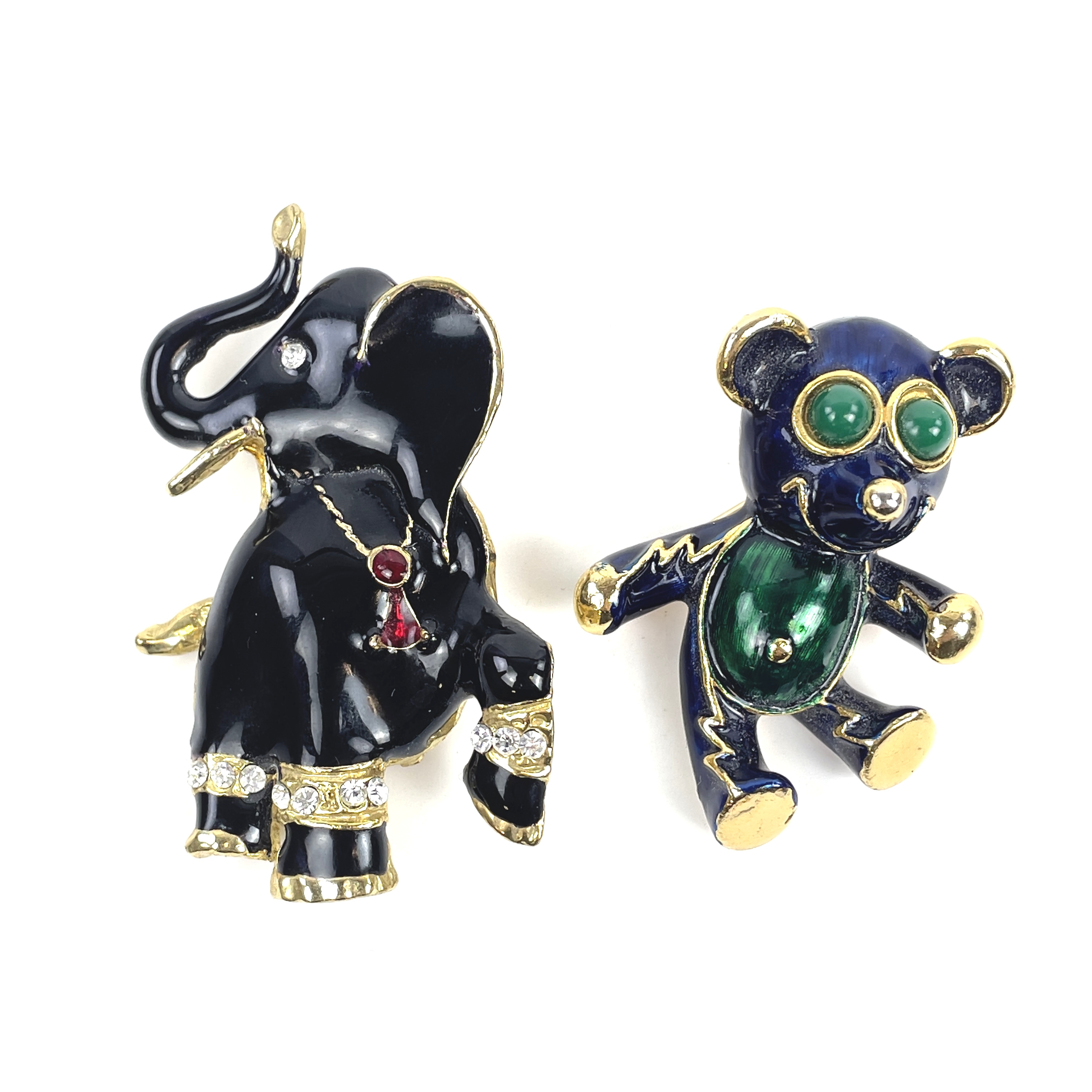 BROSCHER, 2 st. Emaljerad & förgylld metall, 1900-talets andra hälft.