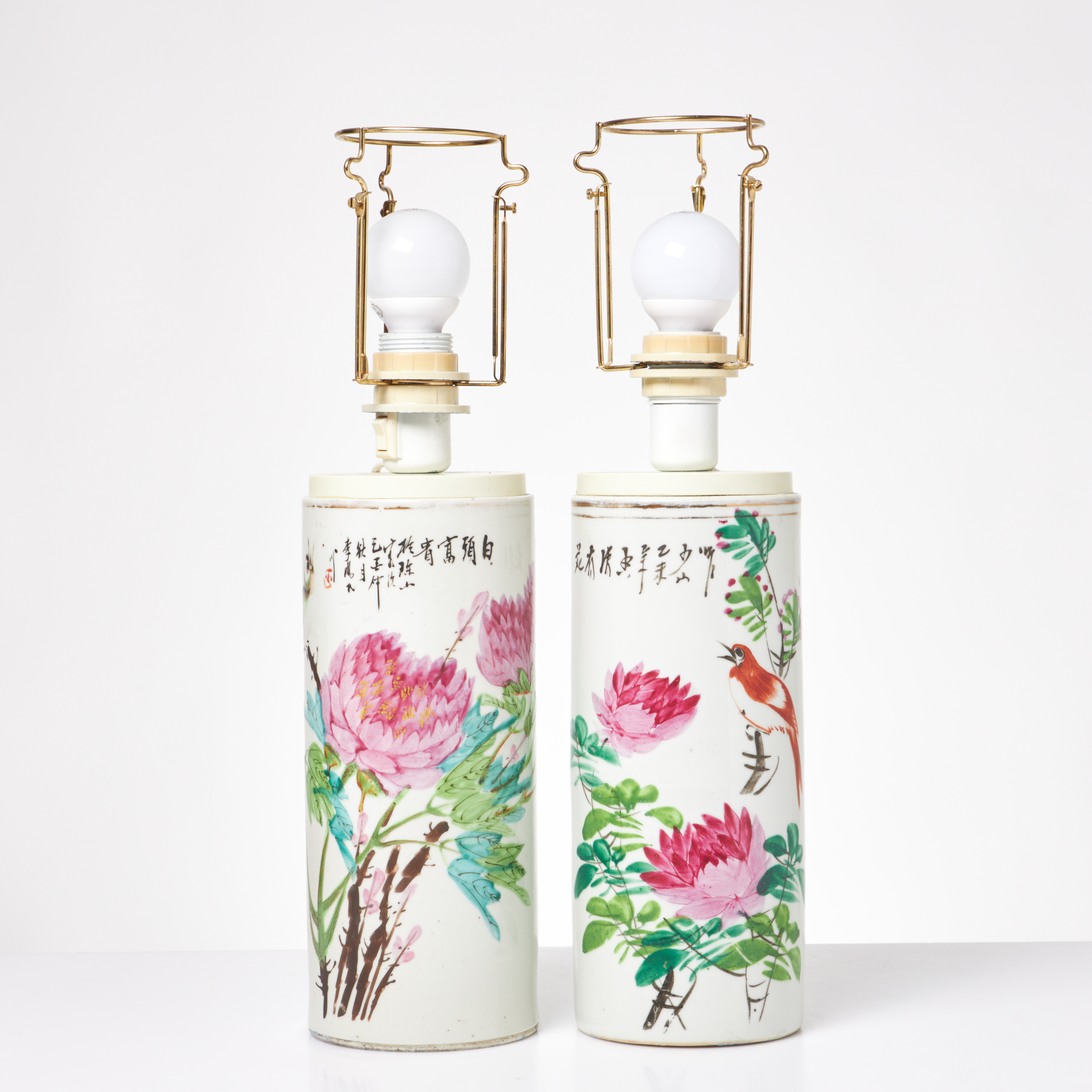 BORDSLAMPOR, 1900-tal, 1 par, gjorda av penselvaser, dekor i form av fåglar och blommor samt kalligrafi.