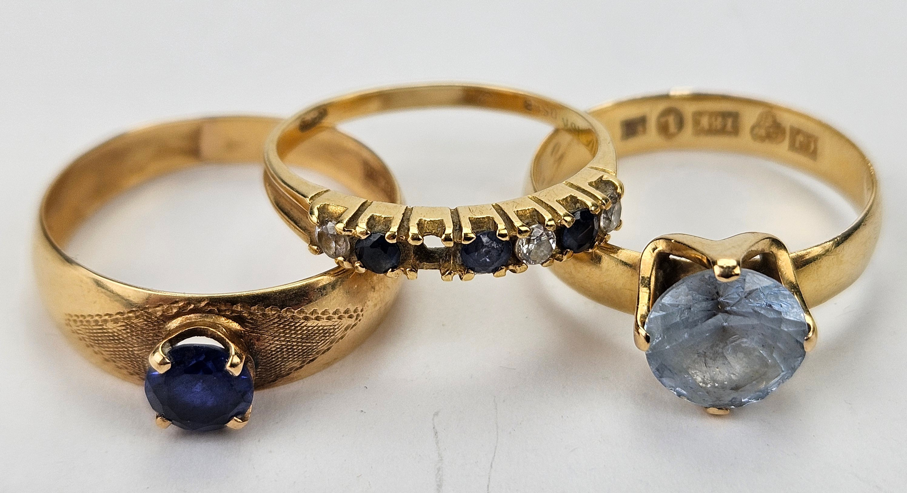 RINGAR, 3 st, guld, 18K, med stenar, total vikt ca. 6,9 gram.