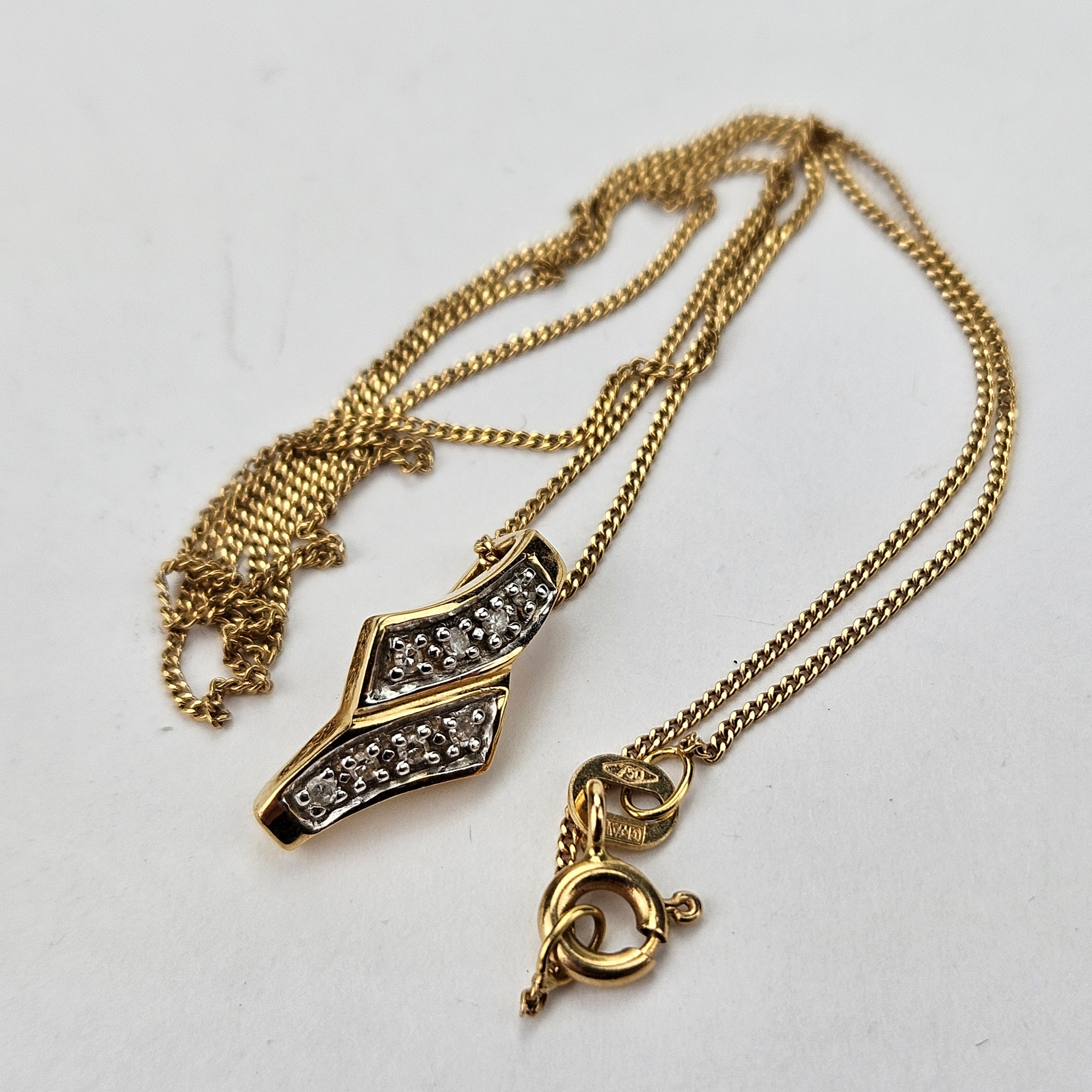 HALSKEDJA MED HÄNGE, guld, 18K, hänge med stenar, sannolikt diamanter, total vikt ca. 2,9 gram.