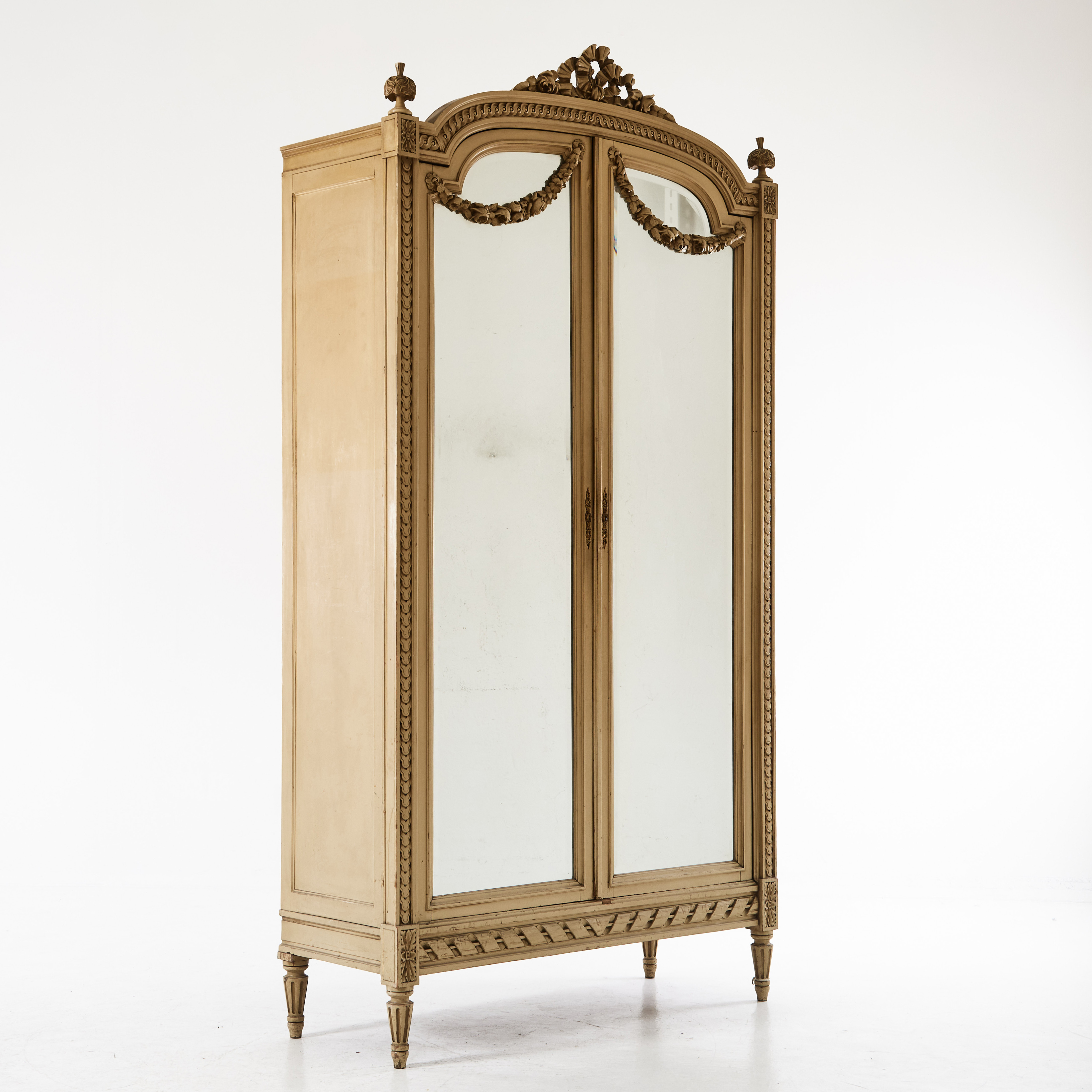 SKÅP, 1900-talets början, gustaviansk stil, dörrar med facetterade speglar, skuren dekor.